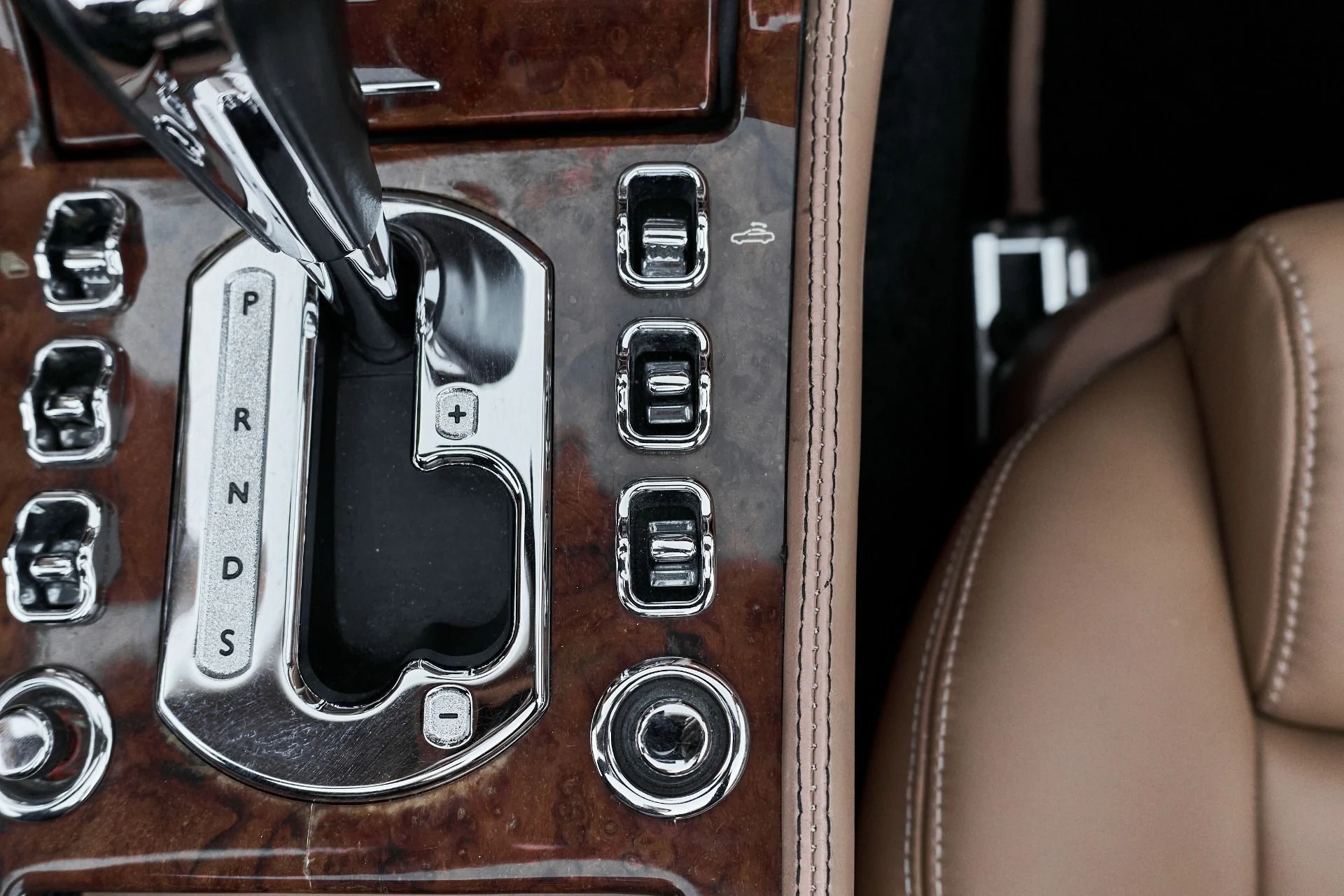 mph055_1687060831_Used_2009_Bentley_Azure_Base_1765906238_74674153fe