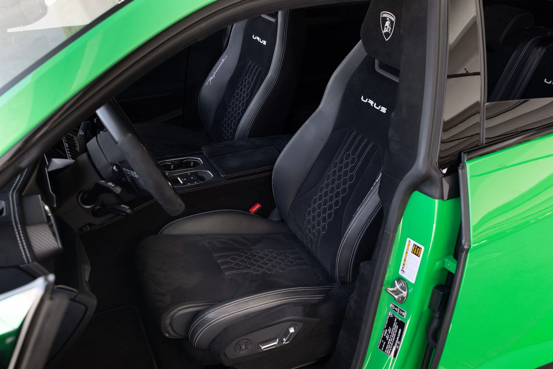mph055_1758012243_Used_2023_Lamborghini_Urus_Performante_1780091172_3a0813c3ba