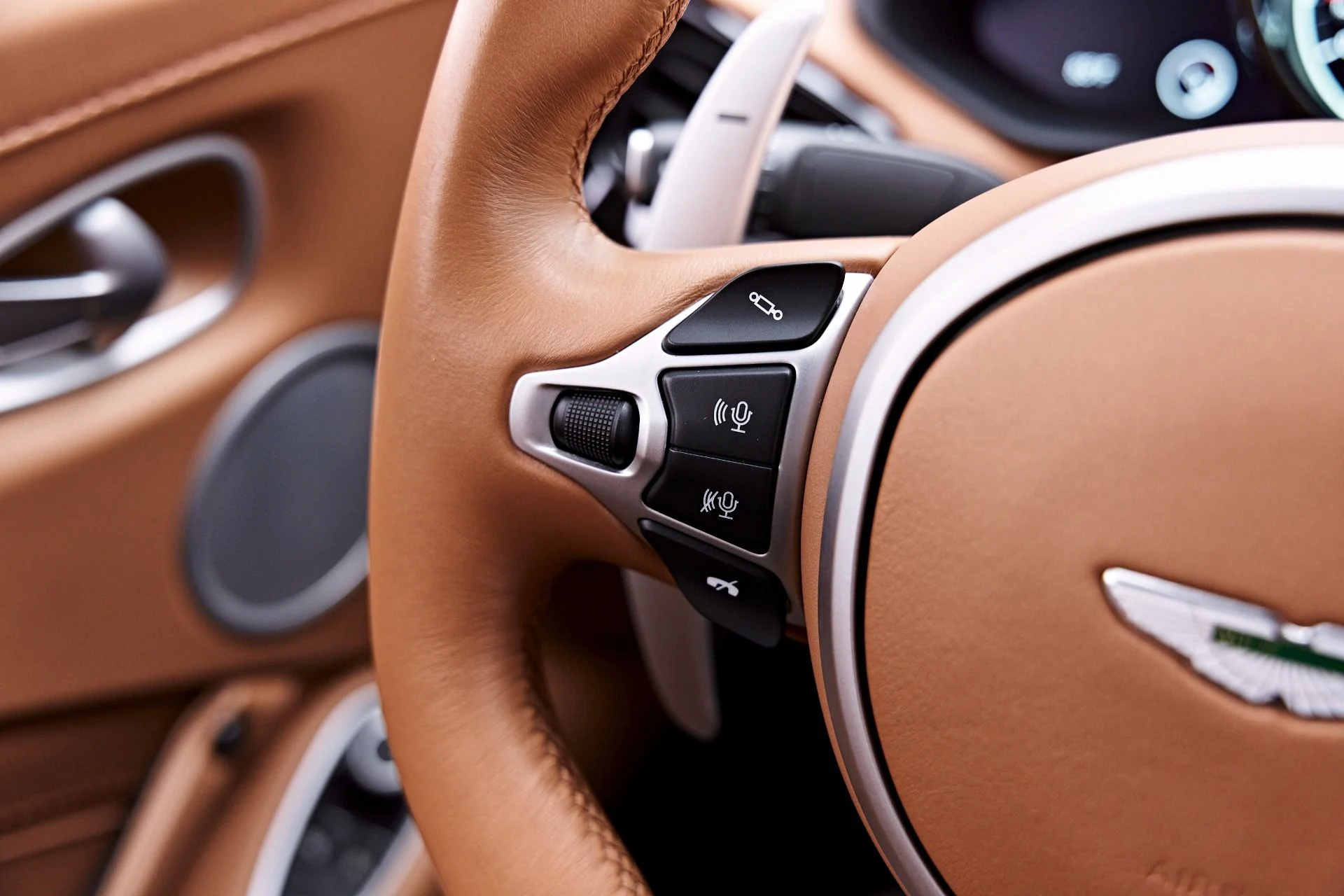 mph055_1804084858_Used_2020_Aston_Martin_Vantage_Base_1777504338_7735b338ae