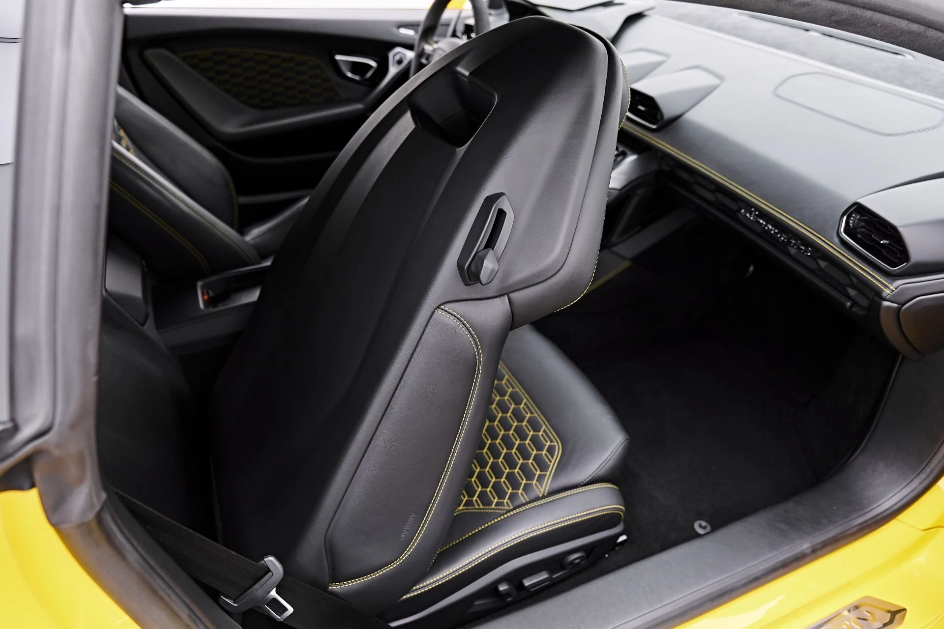 mph055_1964160980_Used_2022_Lamborghini_Huracan_EVO_Base_1787357893_6f3d4f29f3