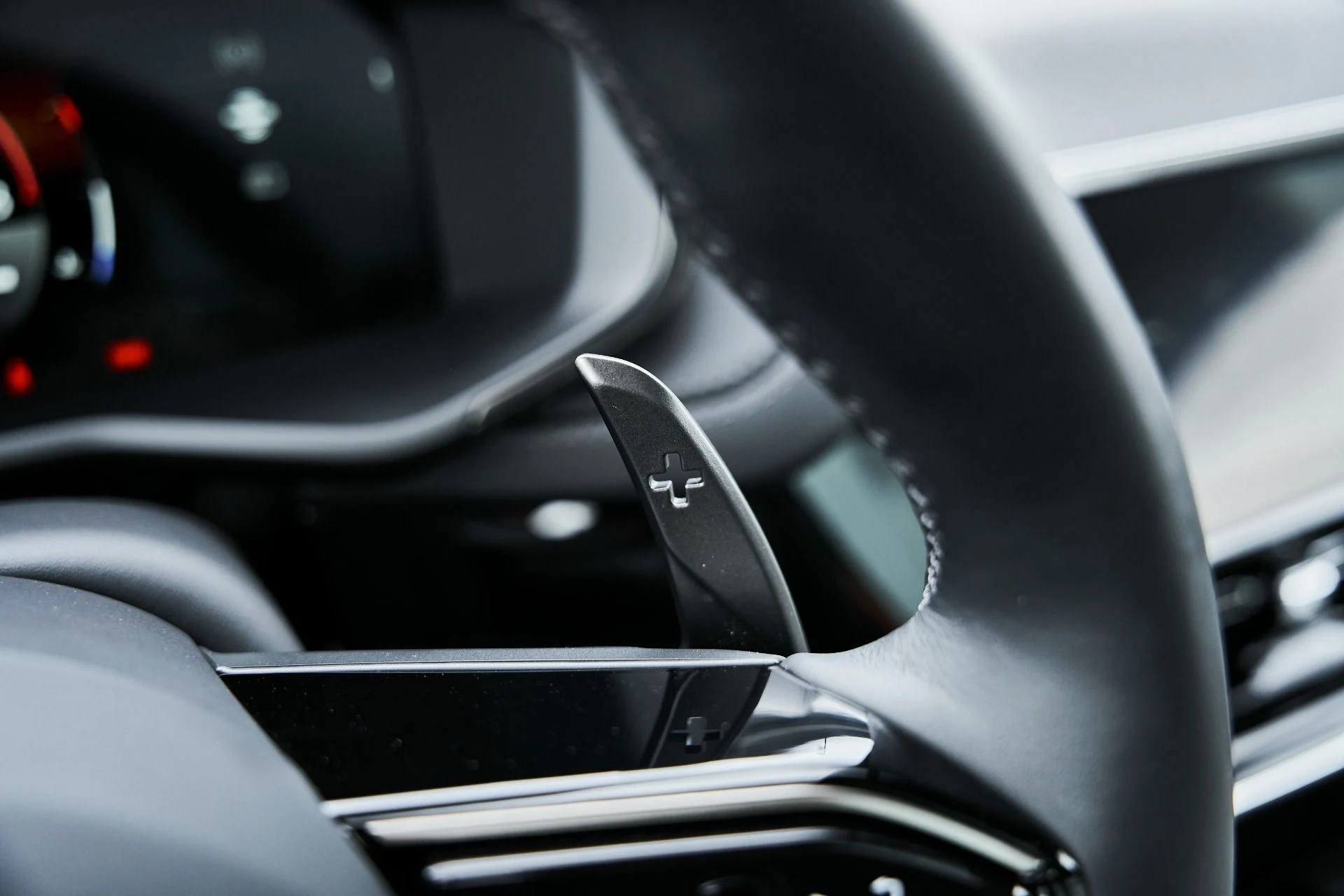 mph055_2142597840_Used_2025_Aston_Martin_DBX_707_1775008028_a8e9ce7d3d