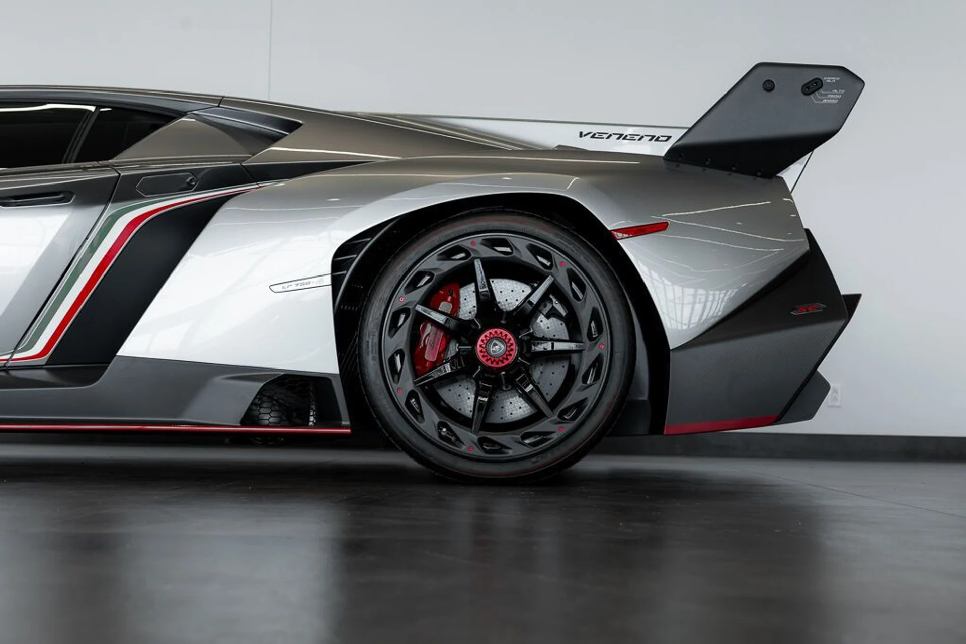 mph055_2211366177_lamborghini_veneno_2014_jpg_v_1779988126_c7781a756c