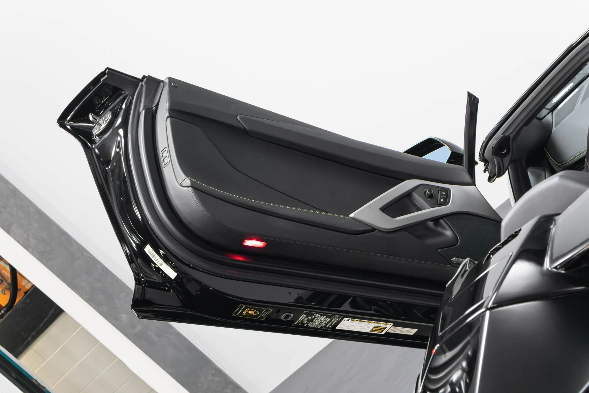 mph055_2216047943_Used_2015_Lamborghini_Aventador_LP_700_4_1780593182_dab16788ba