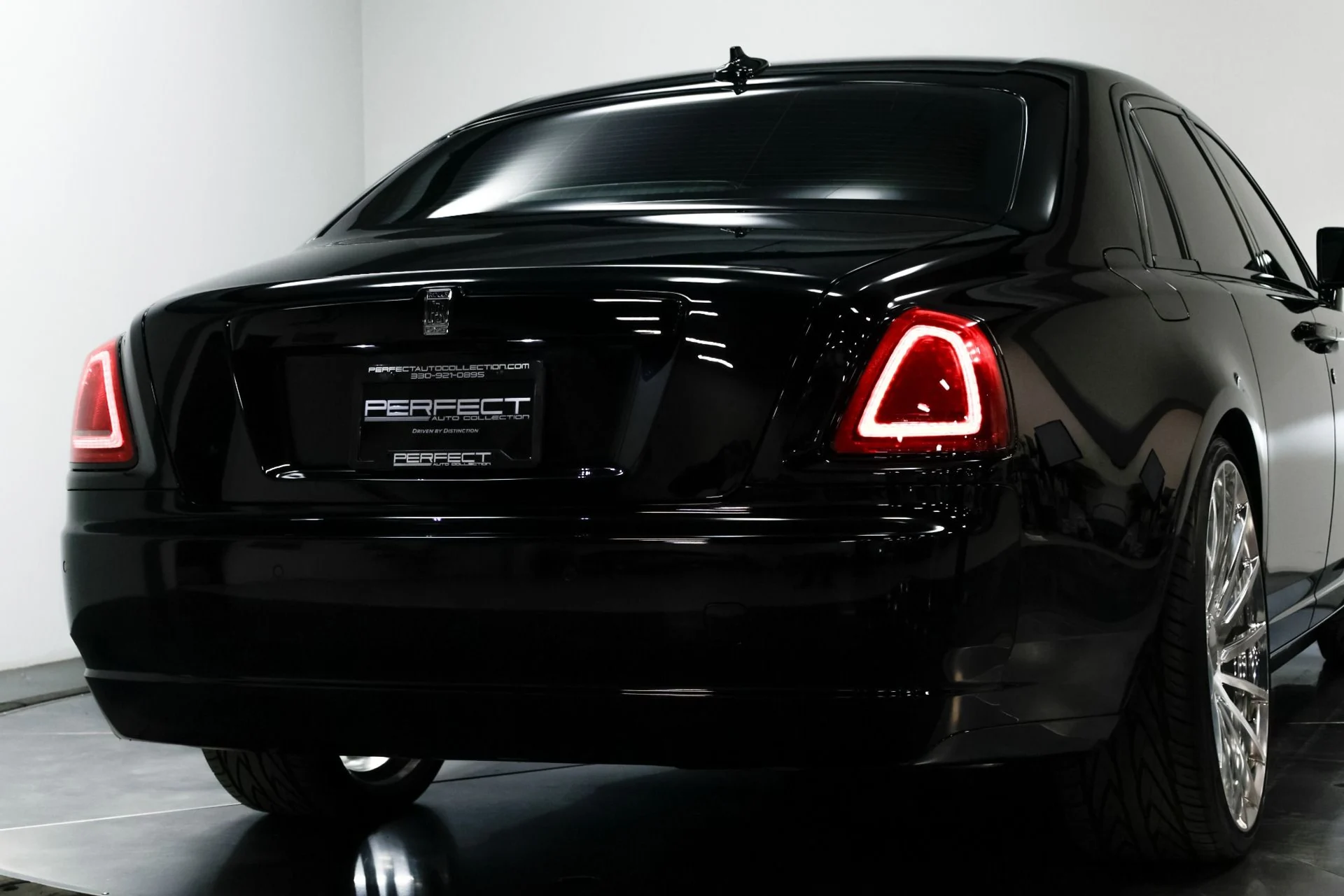 mph055_225069010_Used_2015_Rolls_Royce_Ghost_Base_1760537897_8778007a67