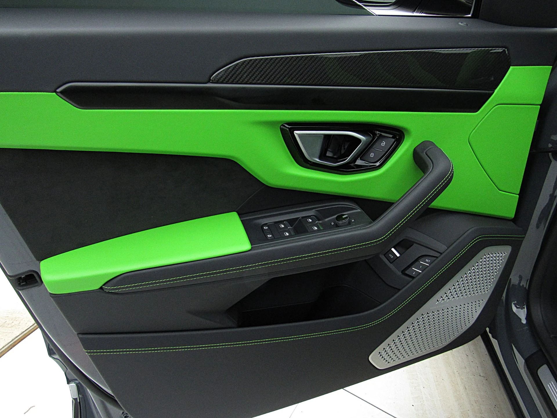 mph055_2255953117_Used_2022_Lamborghini_Urus_SELEZIONE_PRE_OWNED_CERTIFIED_bb2389b7c5