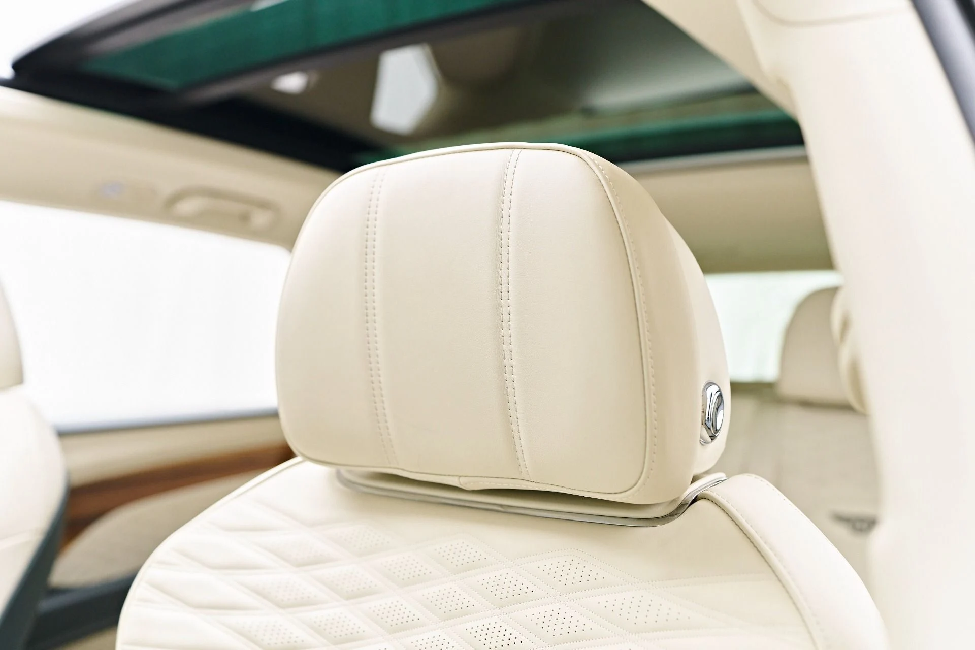 mph055_2271096641_Used_2023_Bentley_Bentayga_EWB_1754782475_60aff7977b