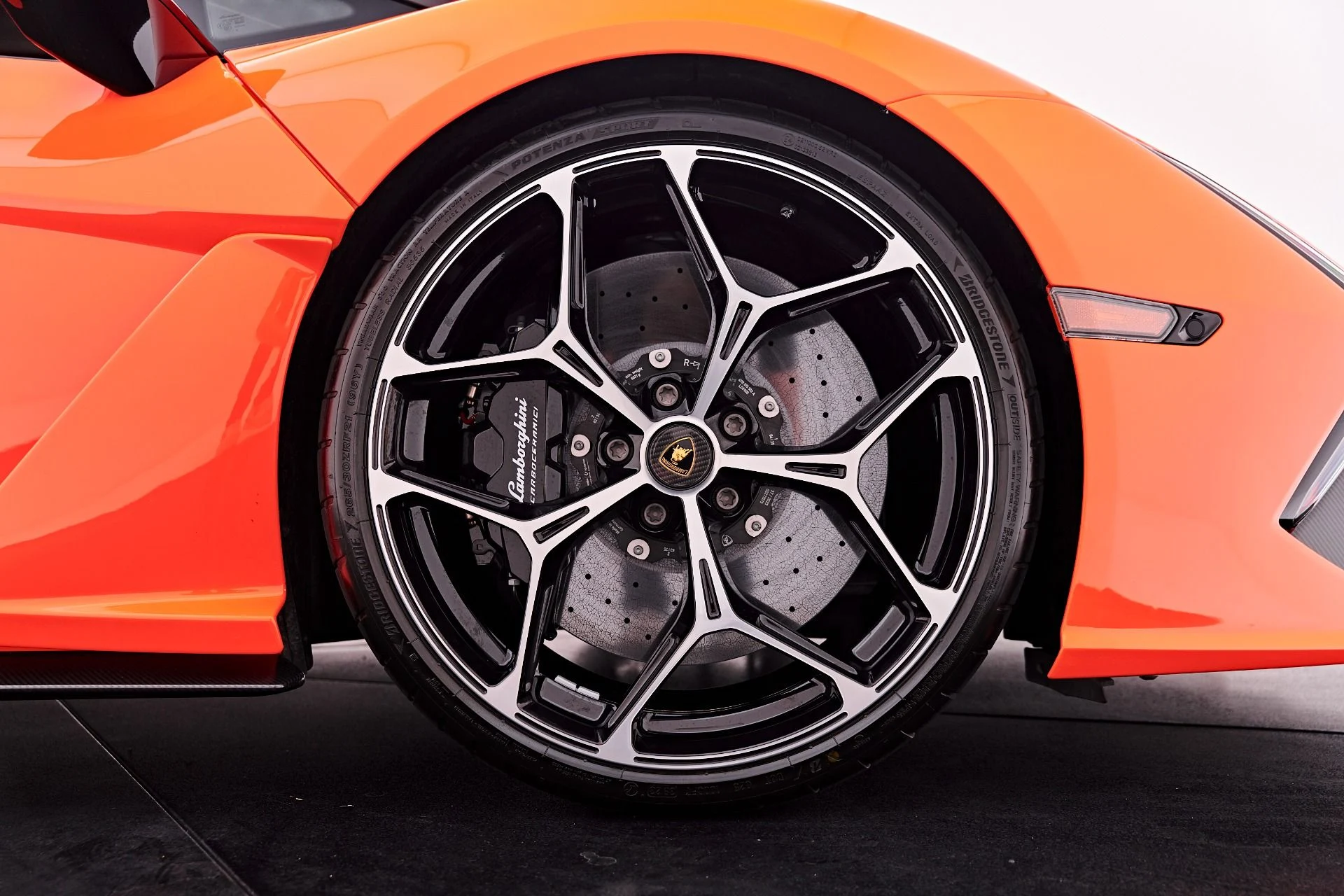 mph055_2296933126_Used_2024_Lamborghini_Revuelto_Base_1786150969_4a0cbf21a7