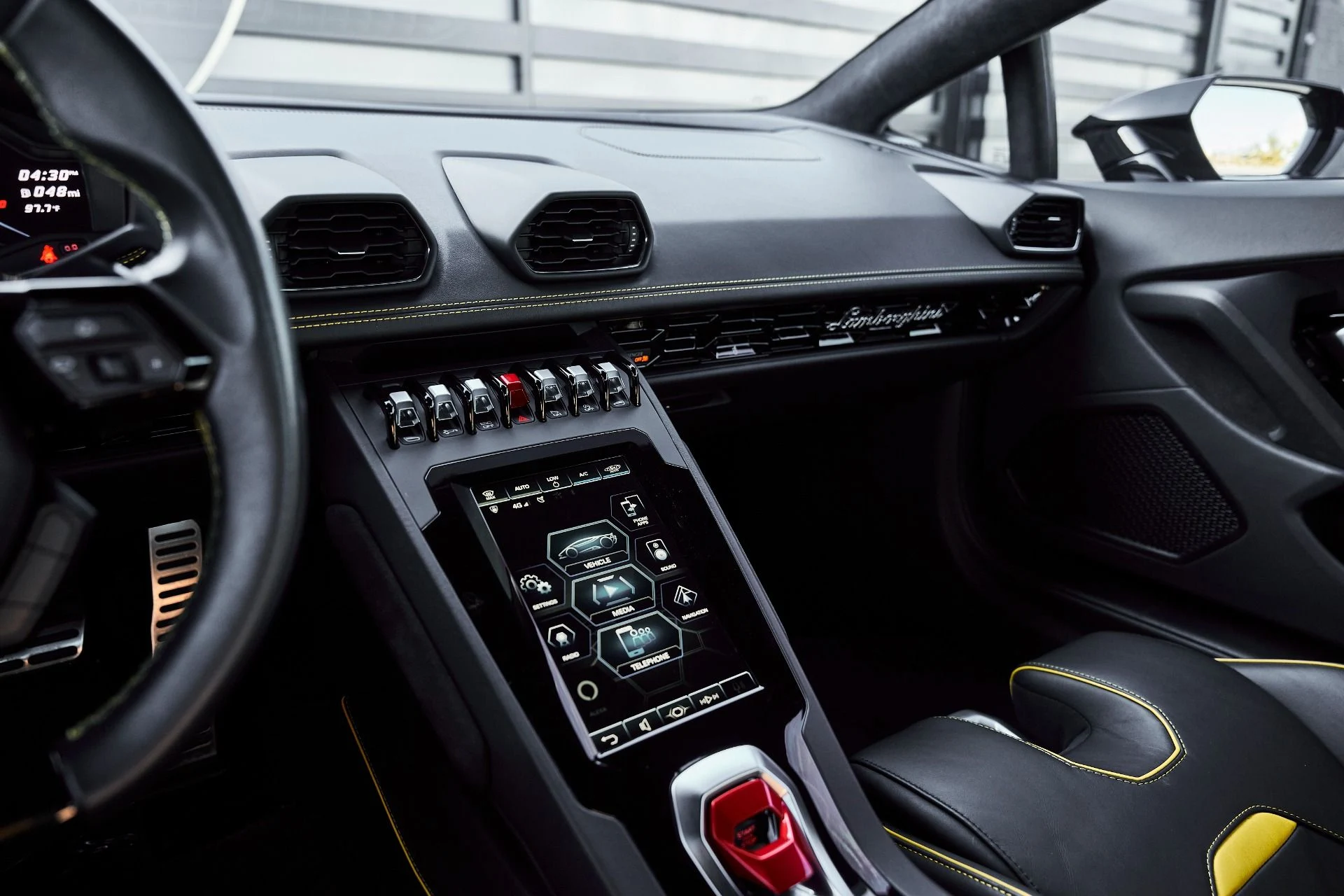 mph055_2316400306_Used_2021_Lamborghini_Huracan_EVO_Base_1774405035_3a278c0088