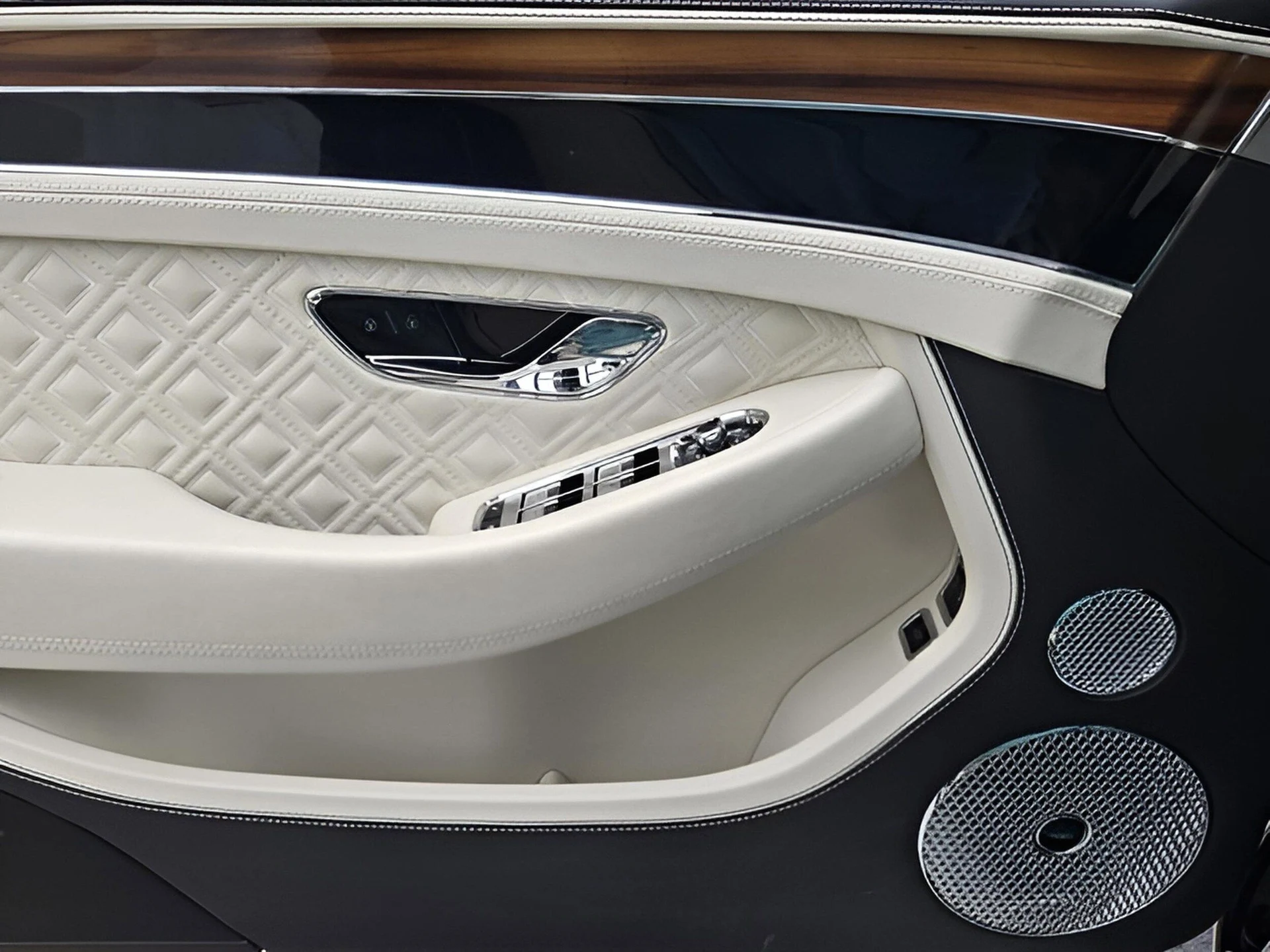 mph055_2414541213_89de0ea19a9e56addcf7d4e1c867ae14x_b9e3338803