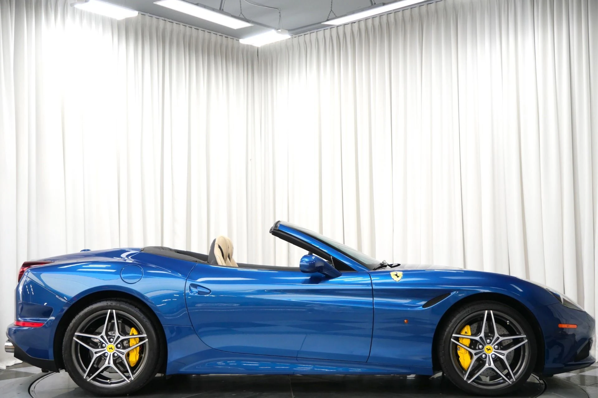 mph055_24530766_Used_2017_Ferrari_California_T_1759252098_737ccbb591
