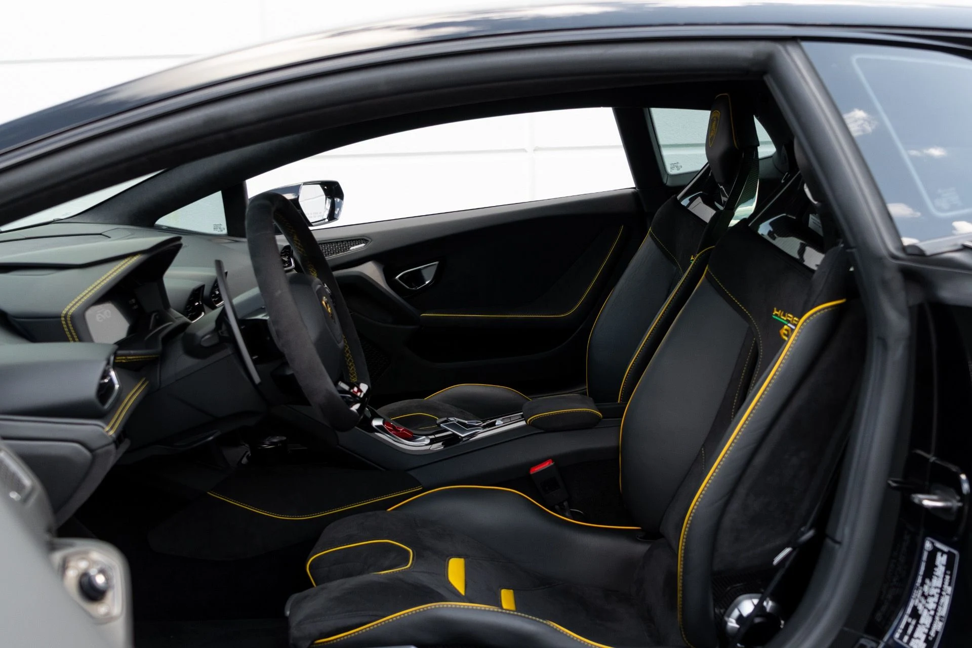 mph055_2521729687_Used_2022_Lamborghini_Huracan_EVO_1764129423_189e1935fb