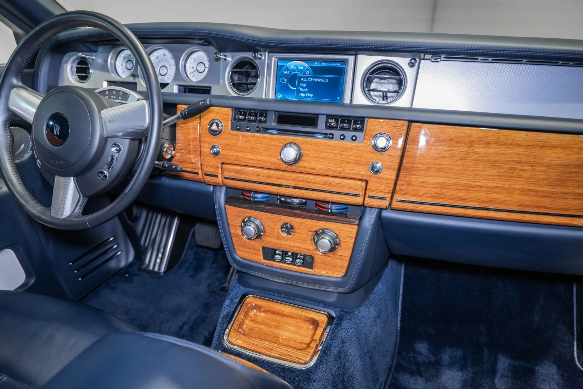 mph055_2570896771_Used_2011_Rolls_Royce_Phantom_1782236256_caa61e6b5d