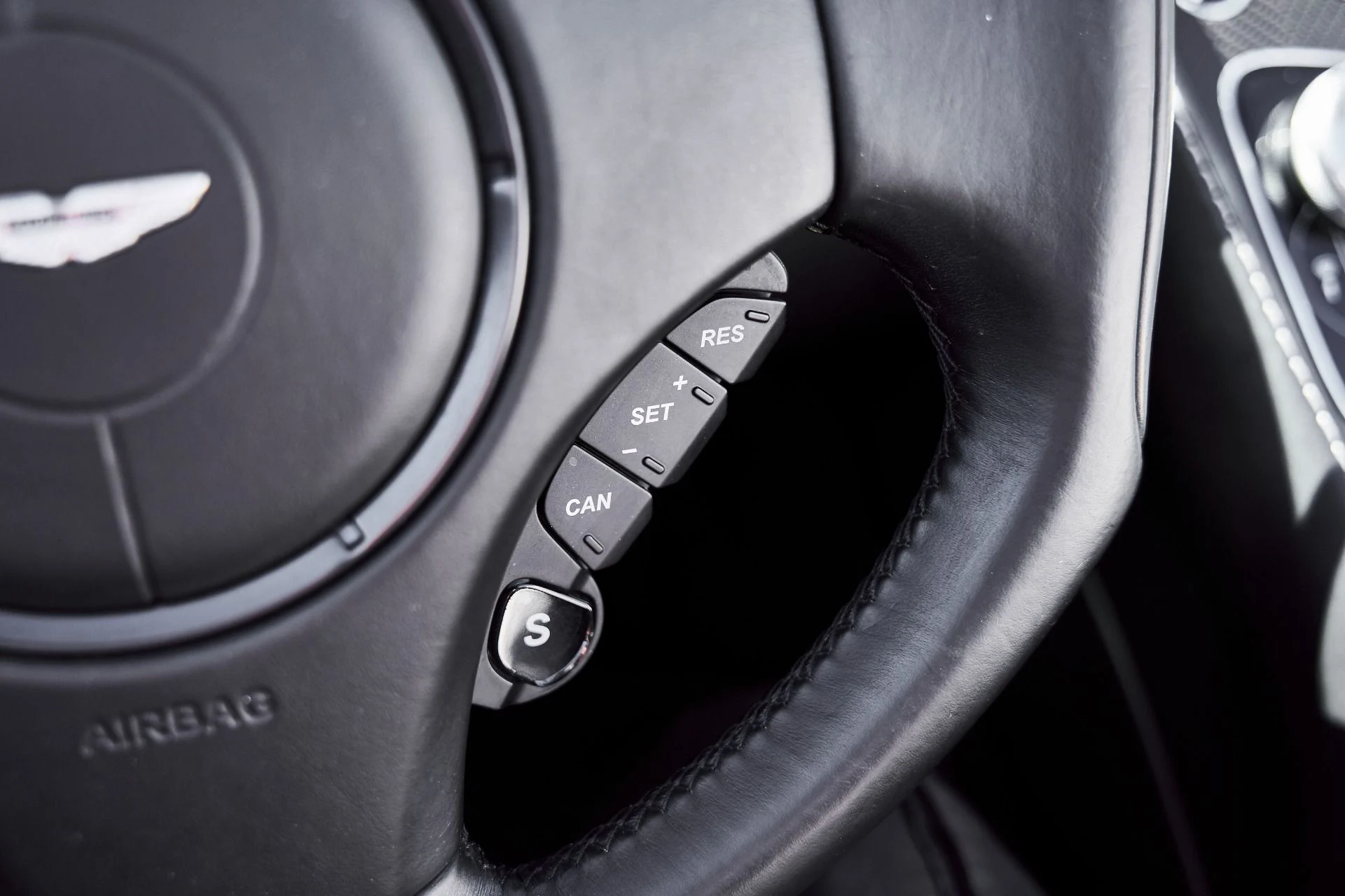 mph055_2588978919_Used_2017_Aston_Martin_Vanquish_Volante_1773797533_0e1c235299