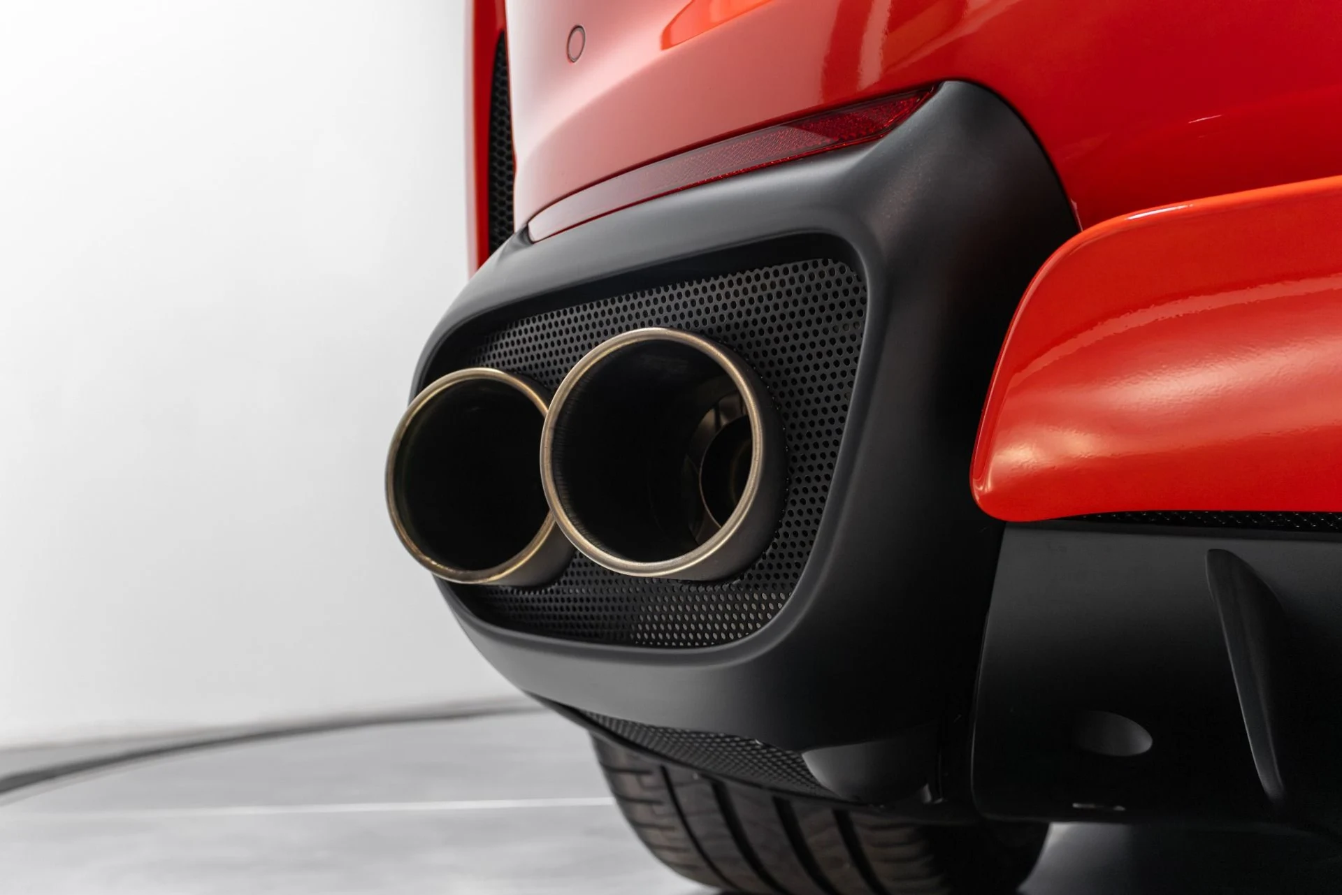 mph055_2650382126_Used_2018_Ferrari_812_Superfast_1763480061_c788c79968