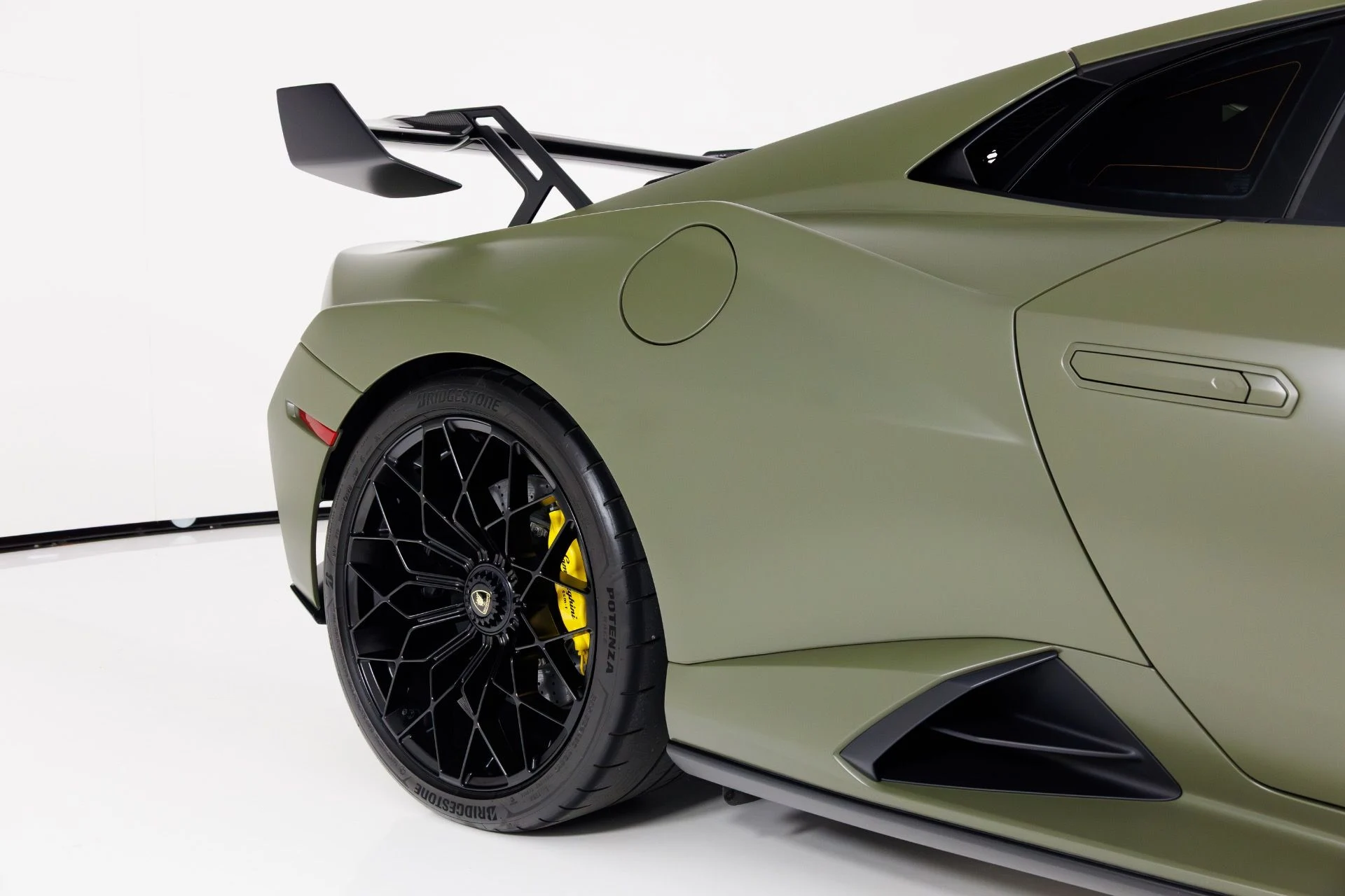 mph055_2810949312_Used_2022_Lamborghini_Huracan_STO_1770056127_f2866fff41