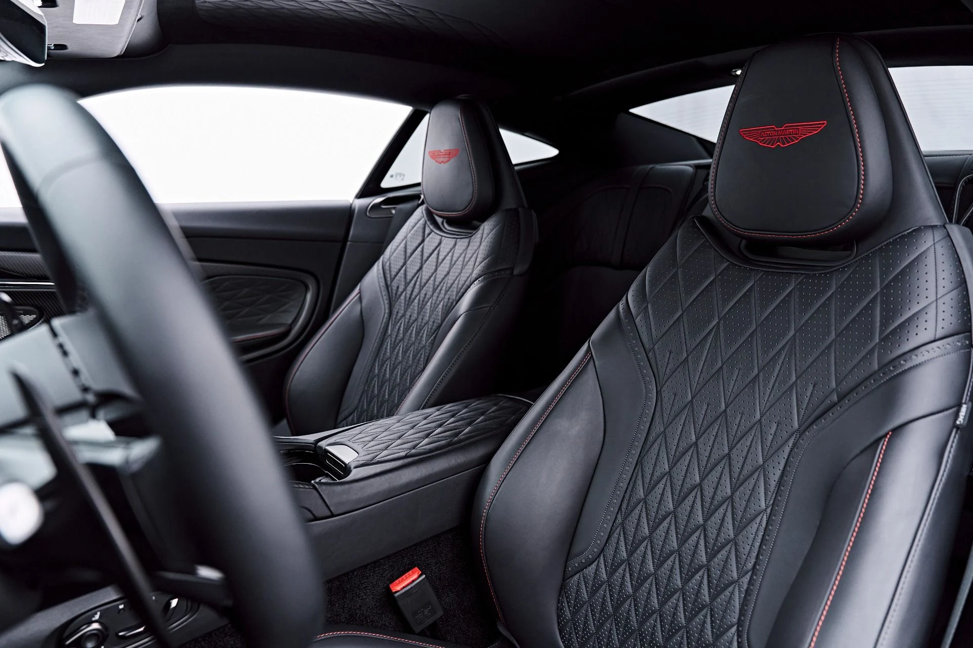 mph055_2862763426_Used_2024_Aston_Martin_DB_12_1784769400_b4d35ac971