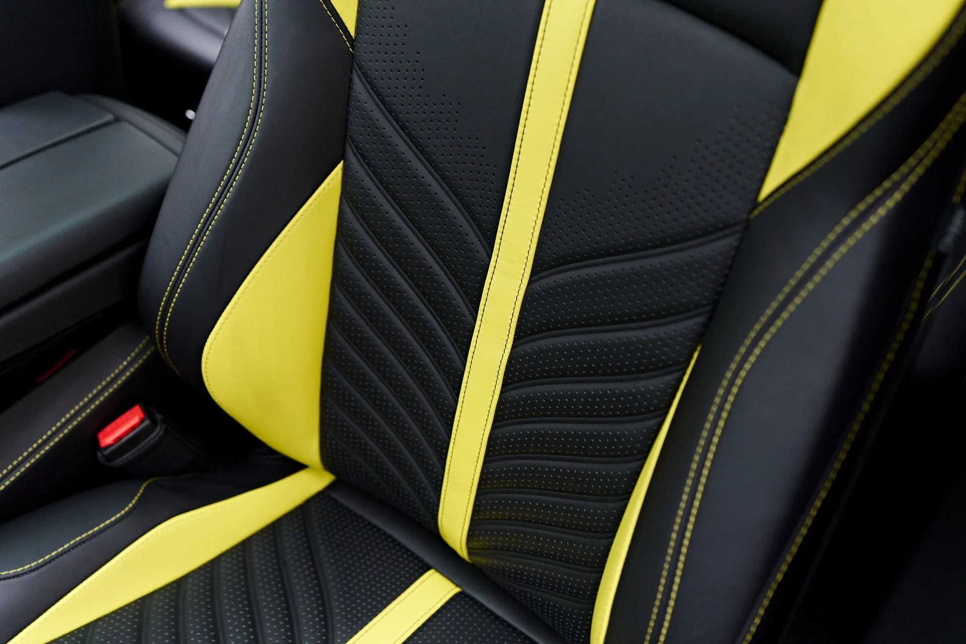 mph055_2910218749_Used_2024_Aston_Martin_DBX_707_1753235896_f38b79a40d