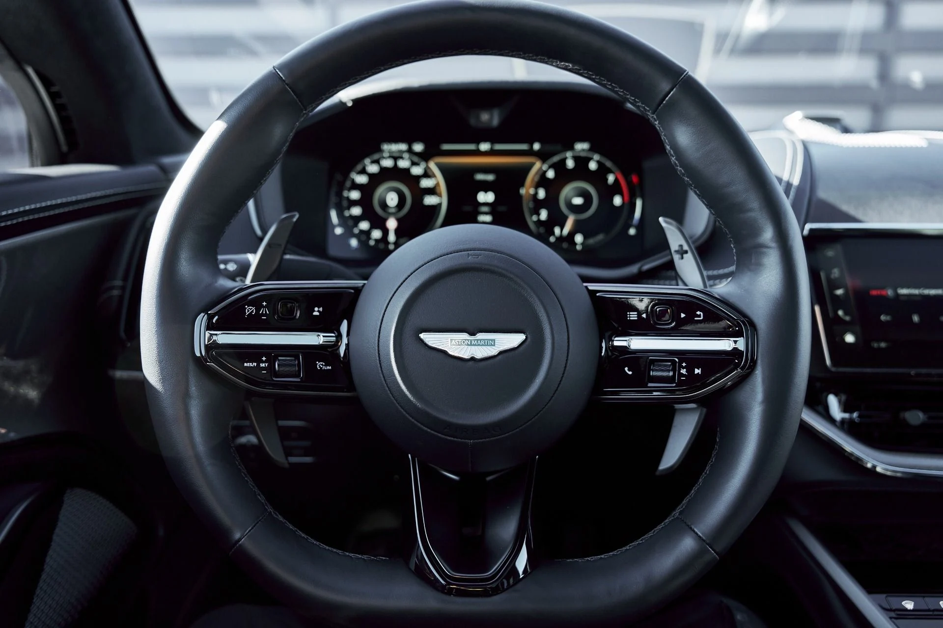 mph055_2951881130_Used_2025_Aston_Martin_DBX_707_1767063241_345ee87830