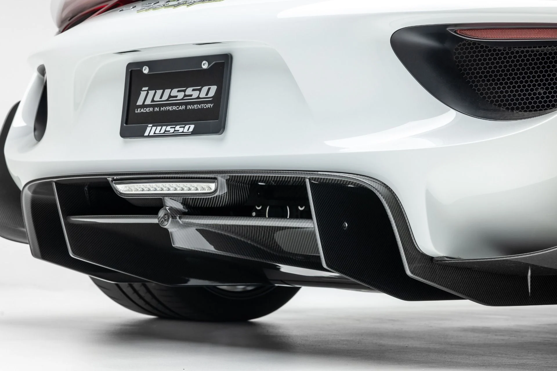 mph055_3025786299_Used_2015_Porsche_918_Spyder_1740676476_4618840e52