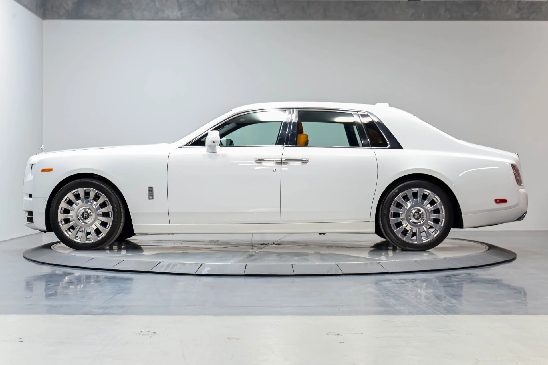 mph055_3039776276_Used_2022_Rolls_Royce_Phantom_1778542434_62d01e3121