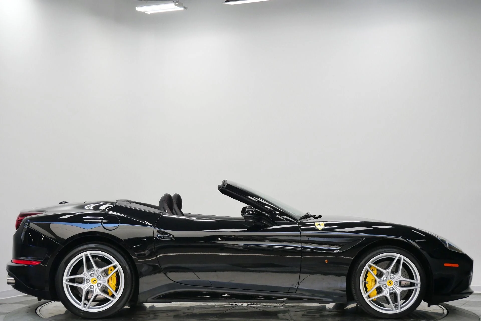mph055_3052680588_Used_2015_Ferrari_California_T_Carbon_Fiber_Interior_Trim_Low_Miles_1778860408_3628b8dc56
