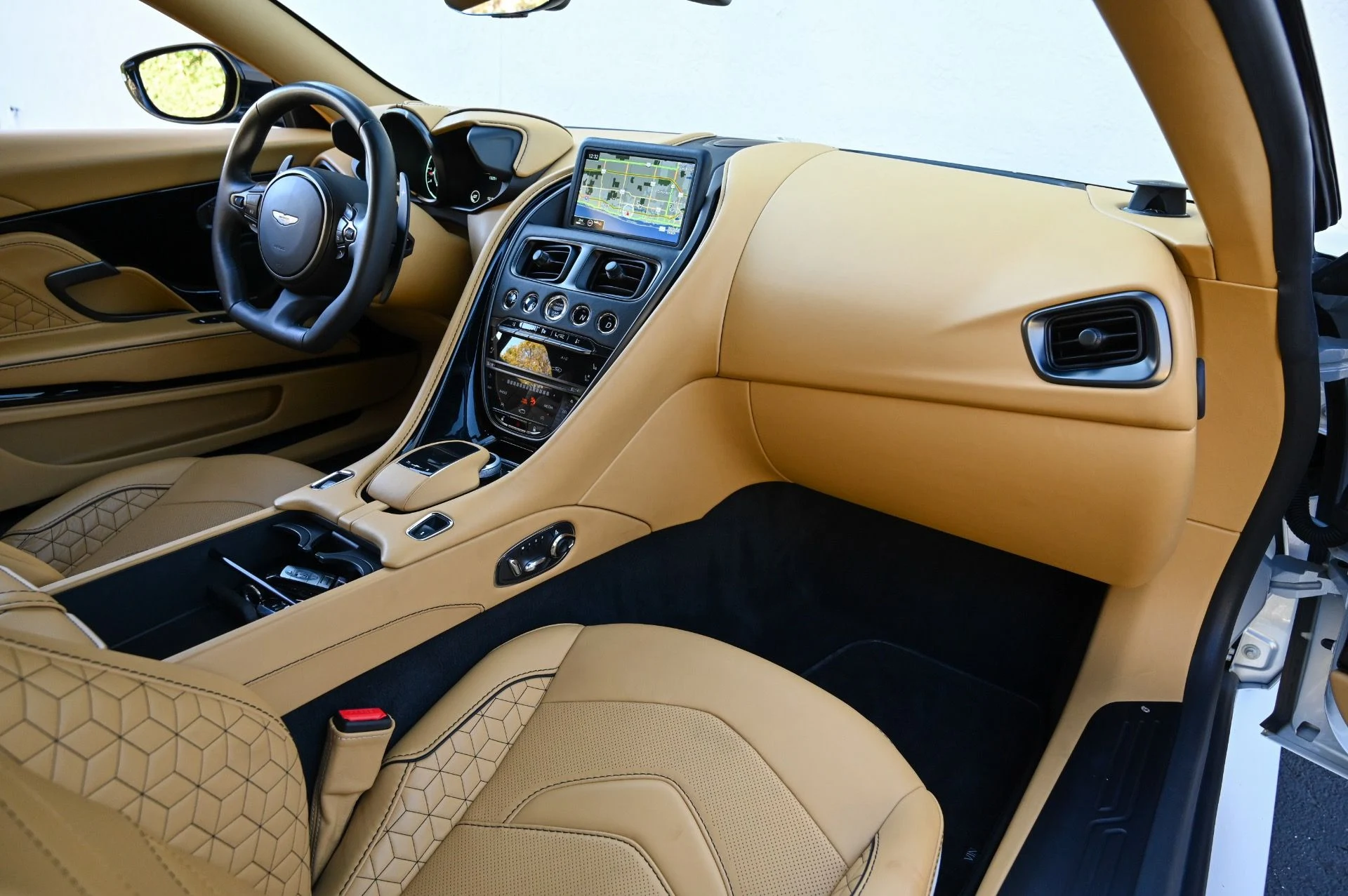 mph055_3105891993_Used_2020_Aston_Martin_DBS_Superleggera_1708981946_a3d8ffdb71