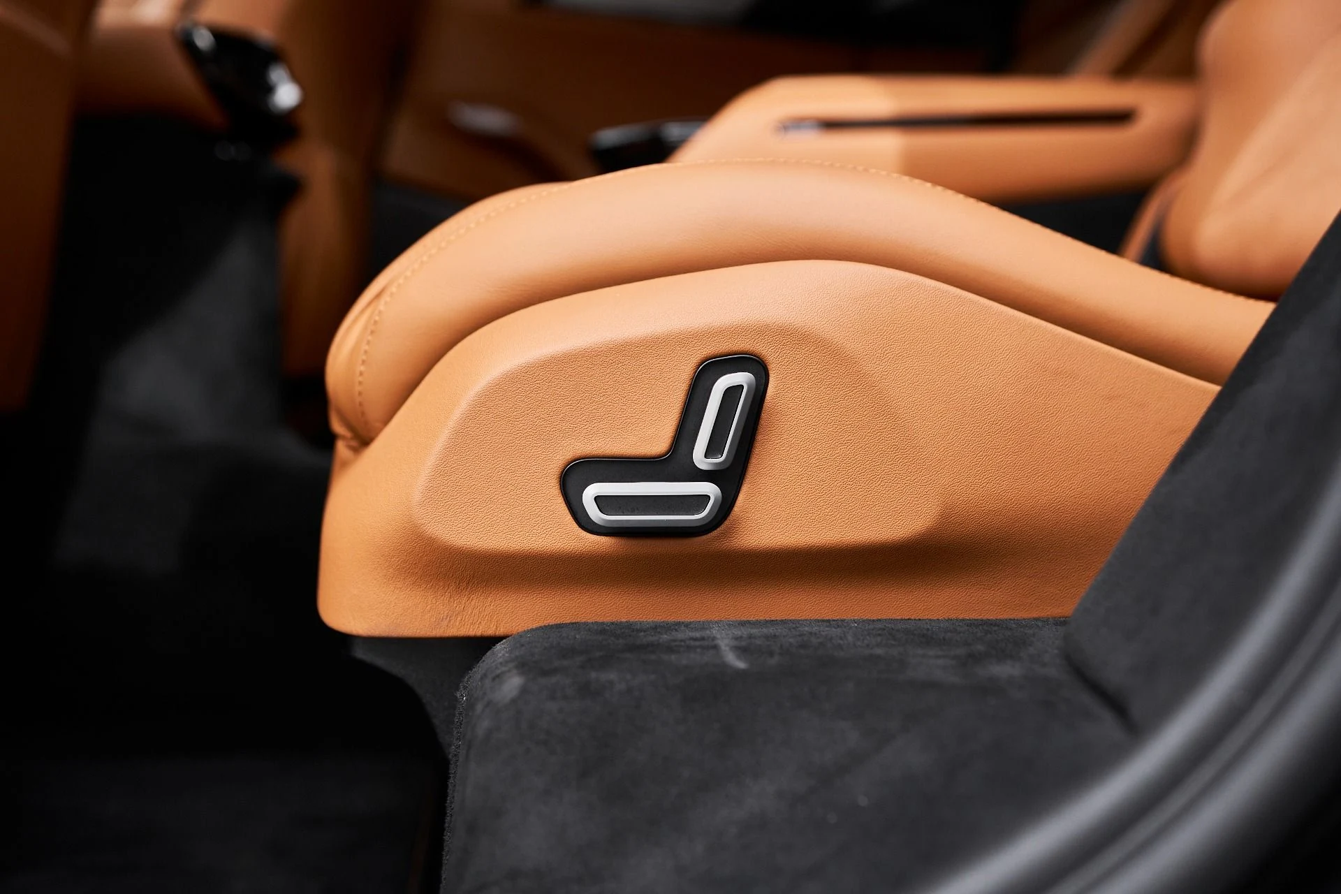 mph055_3123939525_Used_2025_Ferrari_Purosangue_1762993306_7f30080f35