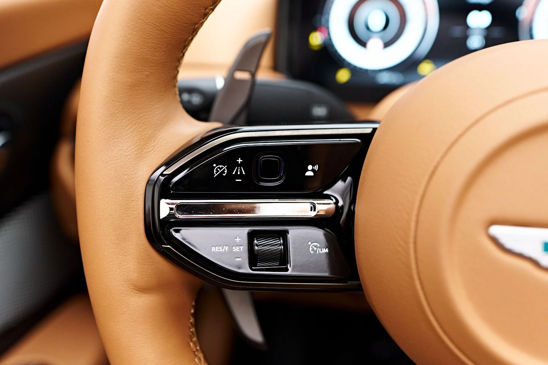 mph055_3260452567_Used_2024_Aston_Martin_DB_12_Volante_1731606794_669a40feef