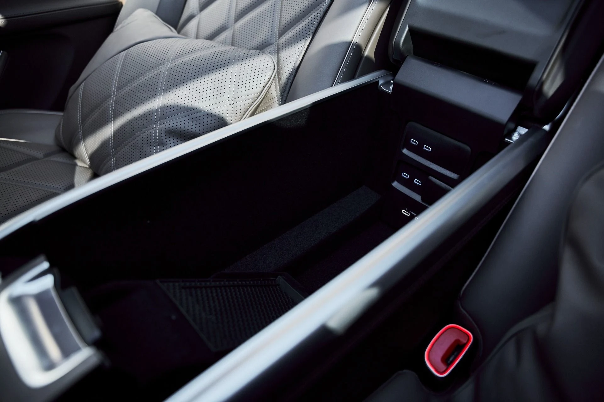 mph055_3271418917_Used_2025_Mercedes_Benz_EQS_Maybach_EQS_680_1770508827_4a6e4a5f2f