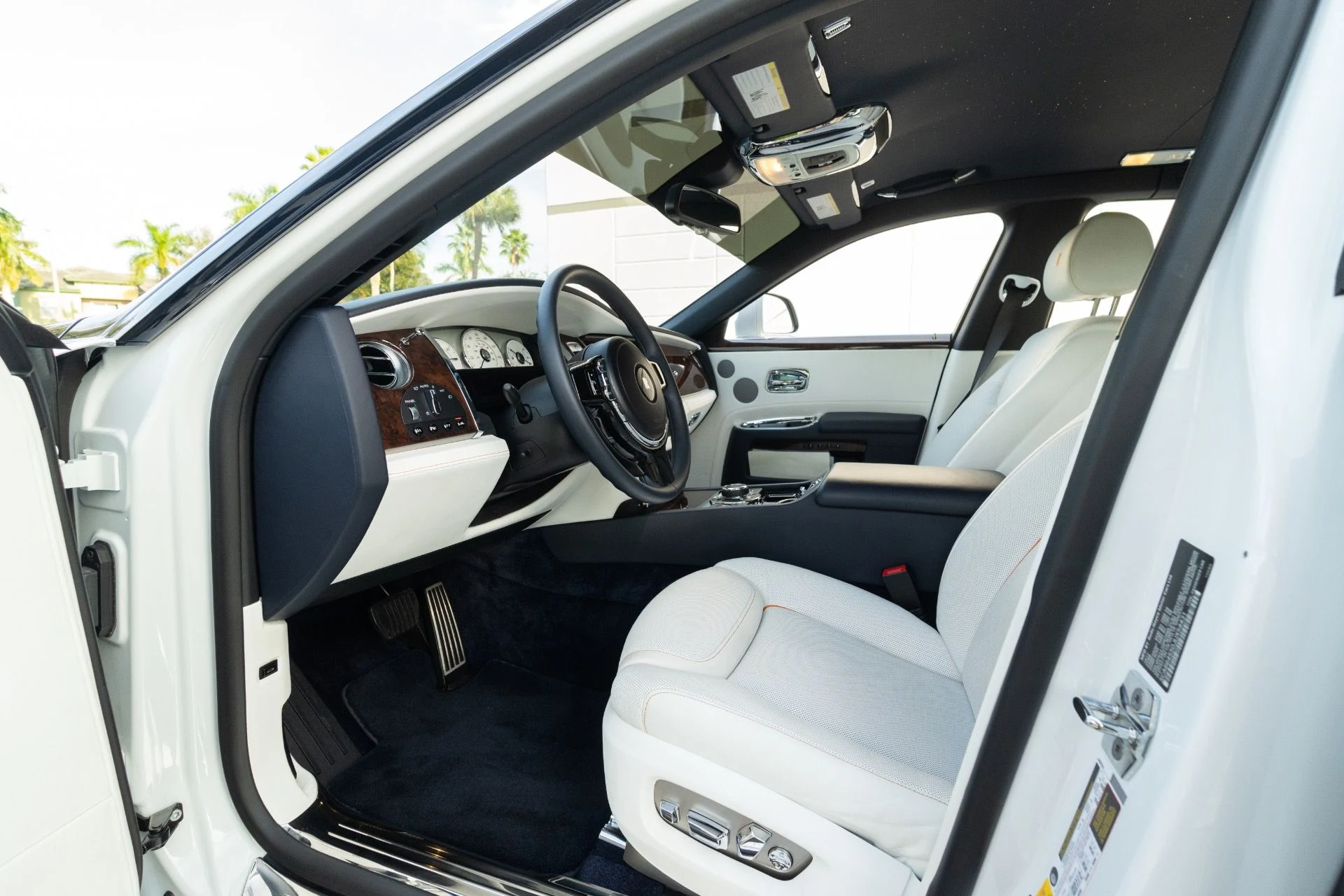 mph055_3301515943_Used_2018_Rolls_Royce_Ghost_1765824060_78d2609e03