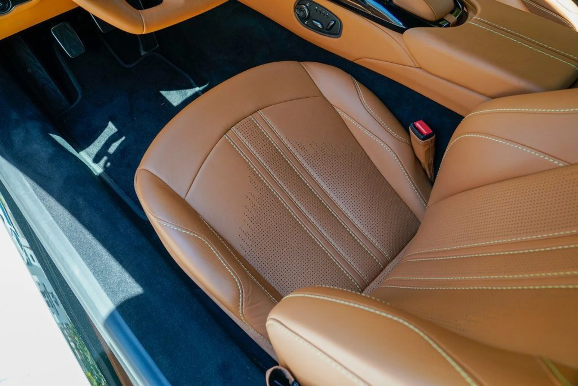 mph055_3351663441_used_2021_aston_martin_vantage_coupemanual_14354_22900621_56_1024_92fb0c80ad