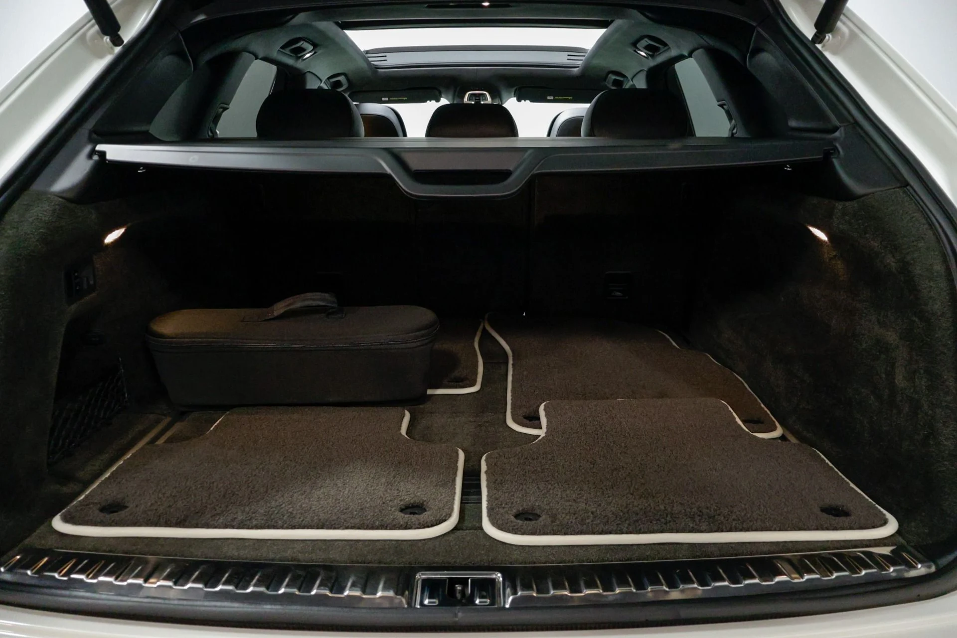 mph055_3453504518_Used_2020_Bentley_Bentayga_V8_1760480790_0b0df0e338