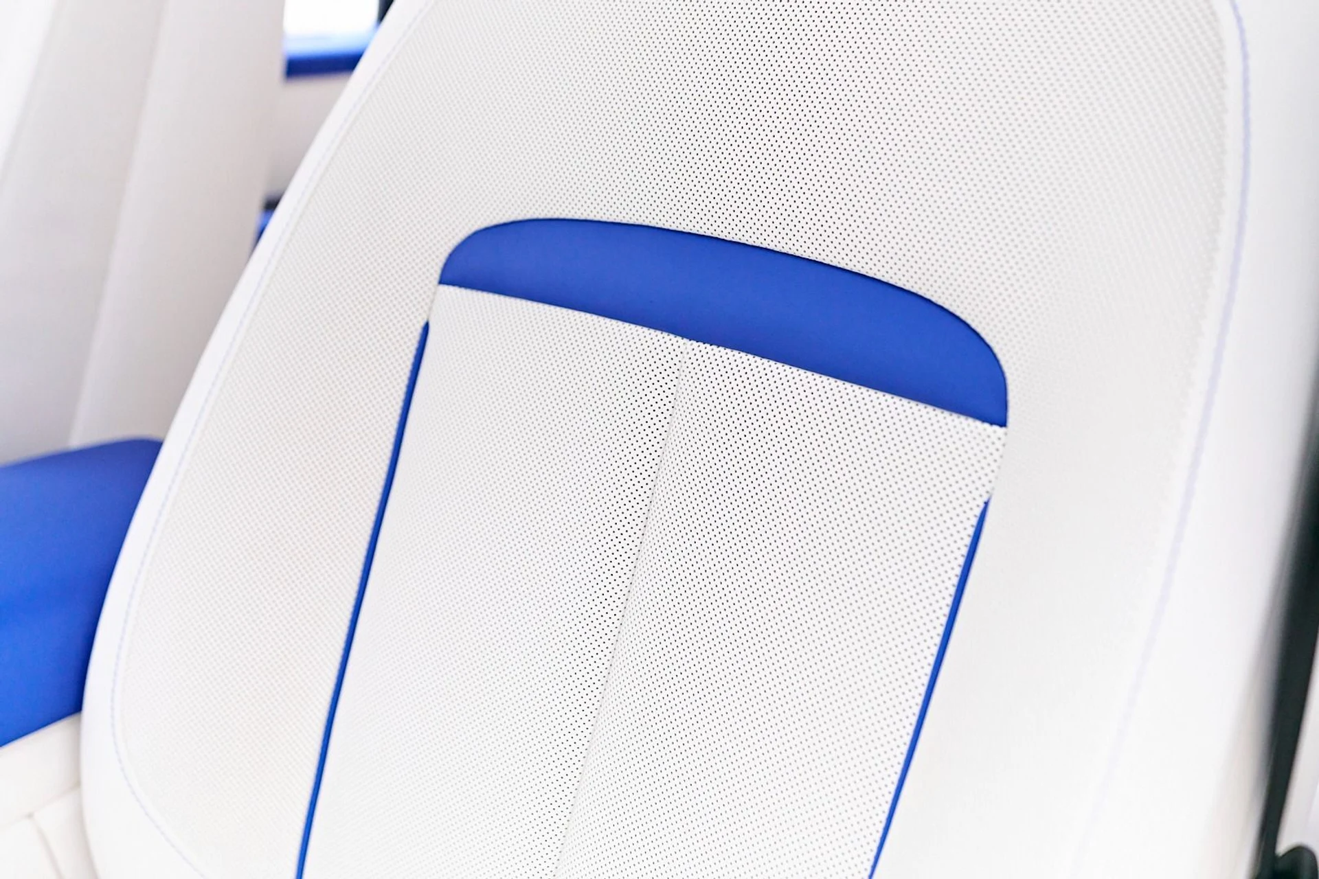 mph055_3465932706_Used_2023_Rolls_Royce_Cullinan_Base_1745954360_2869c1291f