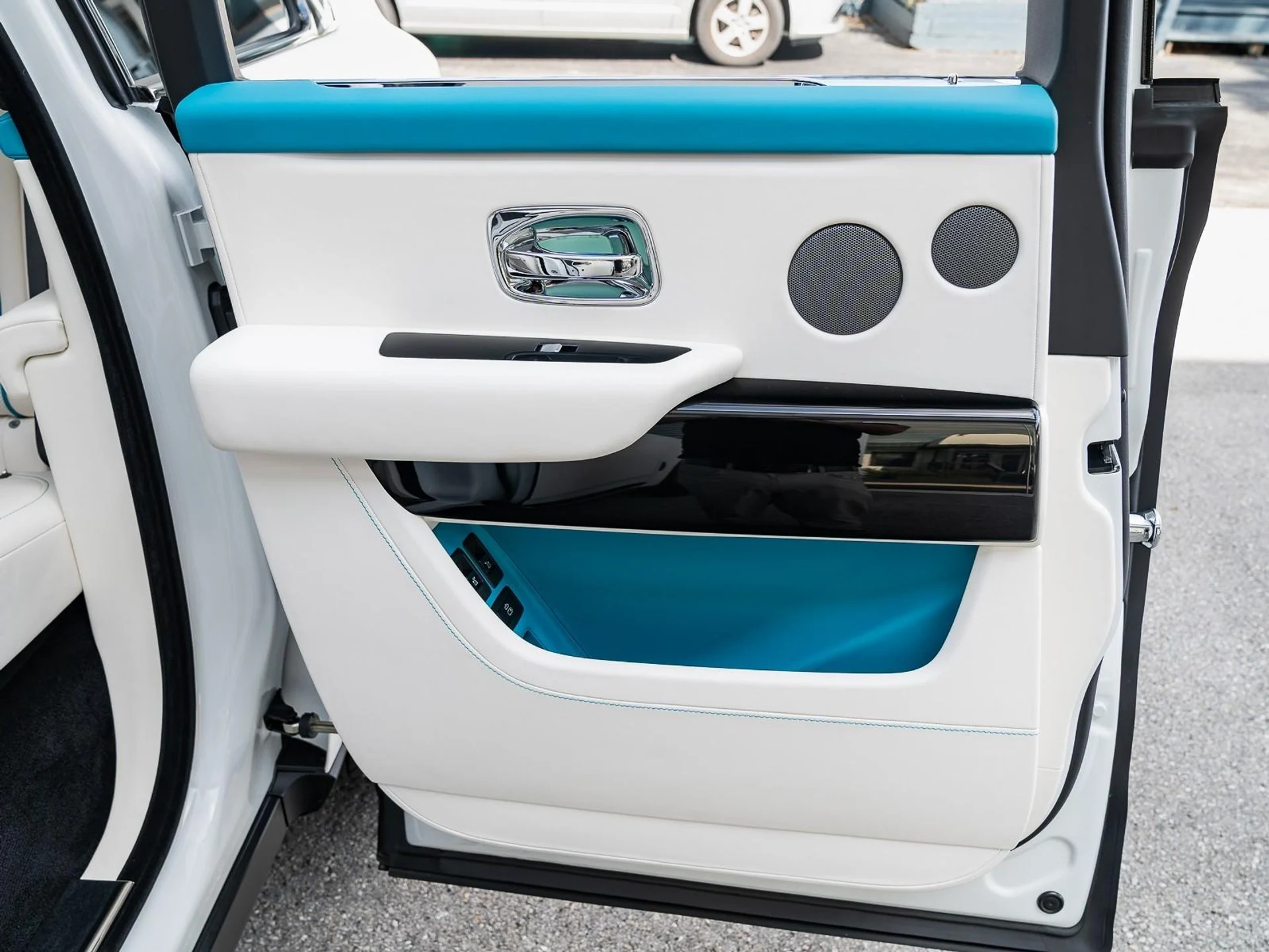 mph055_3523634368_Used_2023_Rolls_Royce_Cullinan_1761685707_7458fb6f29