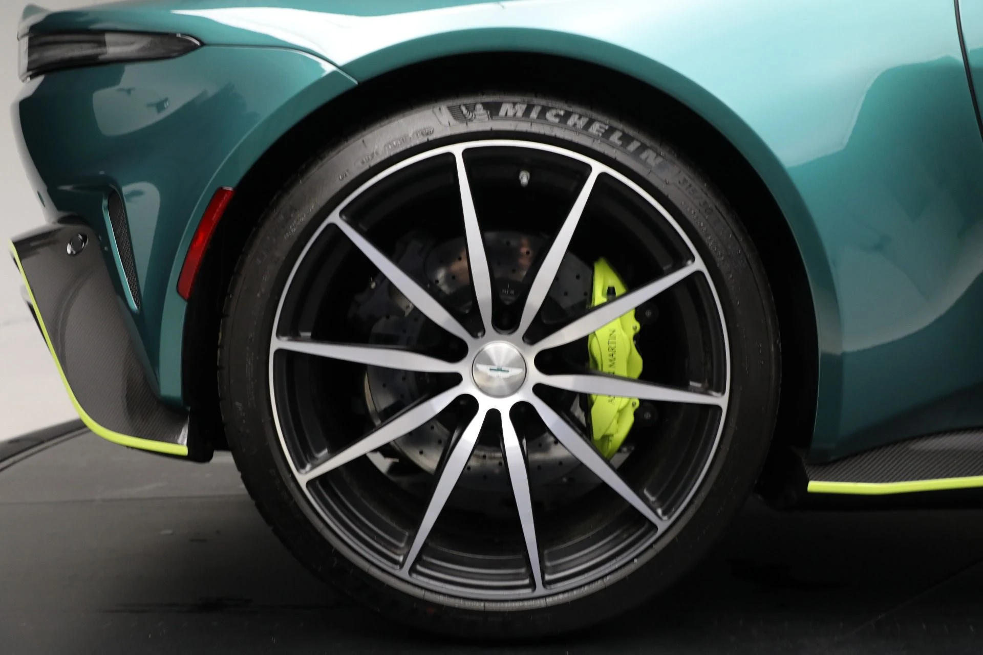 mph055_3562588945_Used_2023_Aston_Martin_Vantage_V12_40638e7015