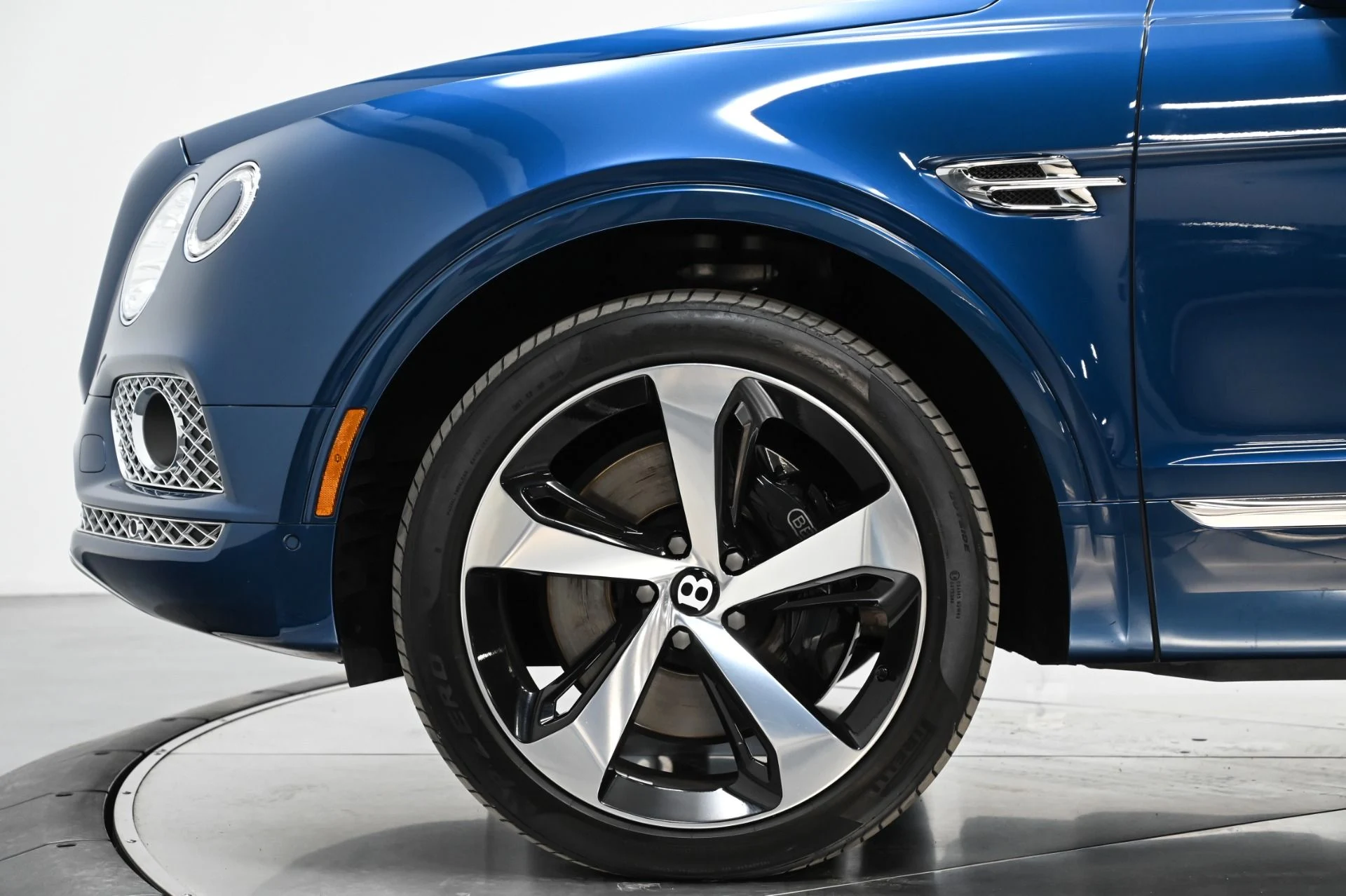 mph055_3583780056_Used_2018_Bentley_Bentayga_W12_1749249697_2fa67b3e6e