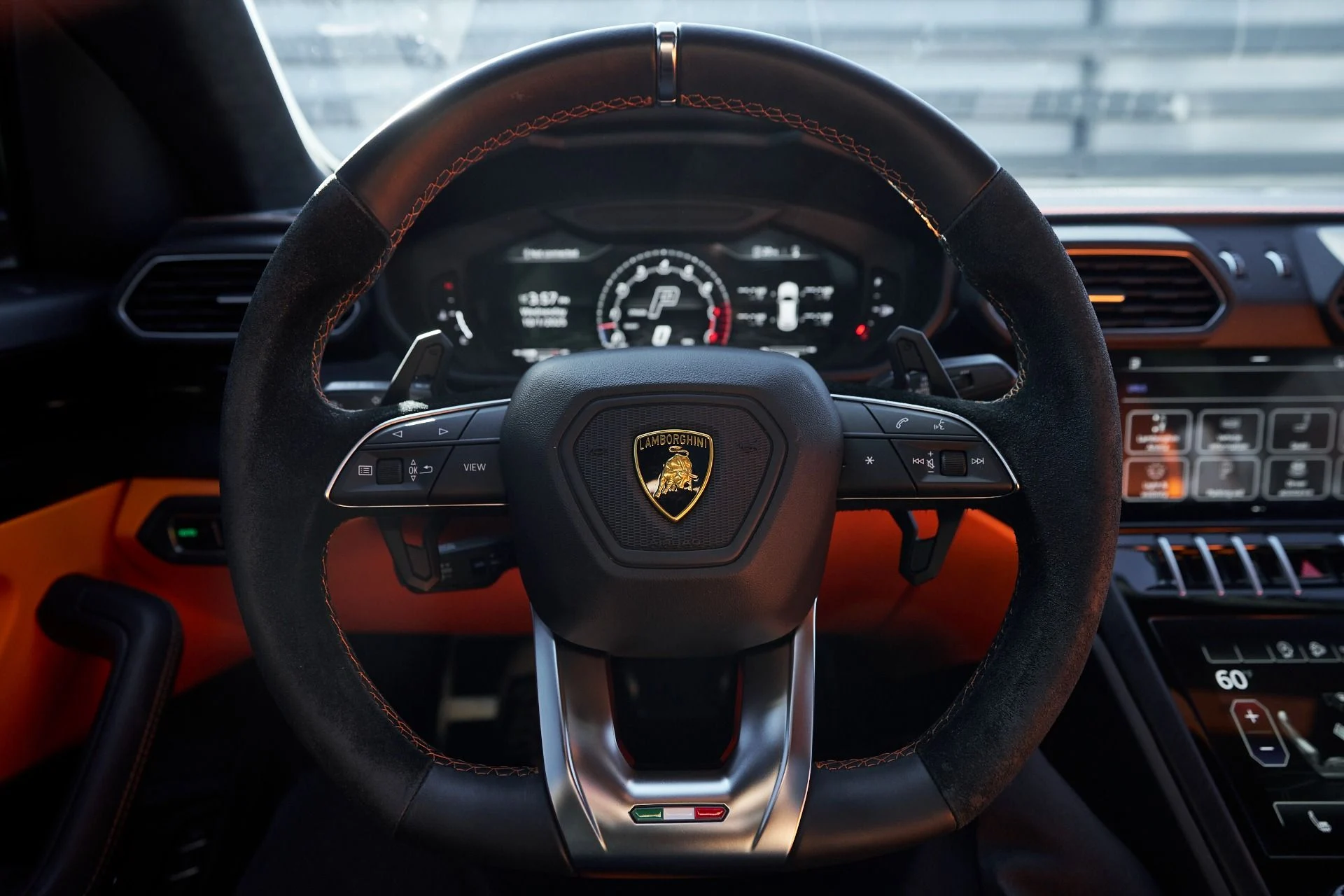 mph055_3655875456_Used_2022_Lamborghini_Urus_Base_1759562073_2be96284d6