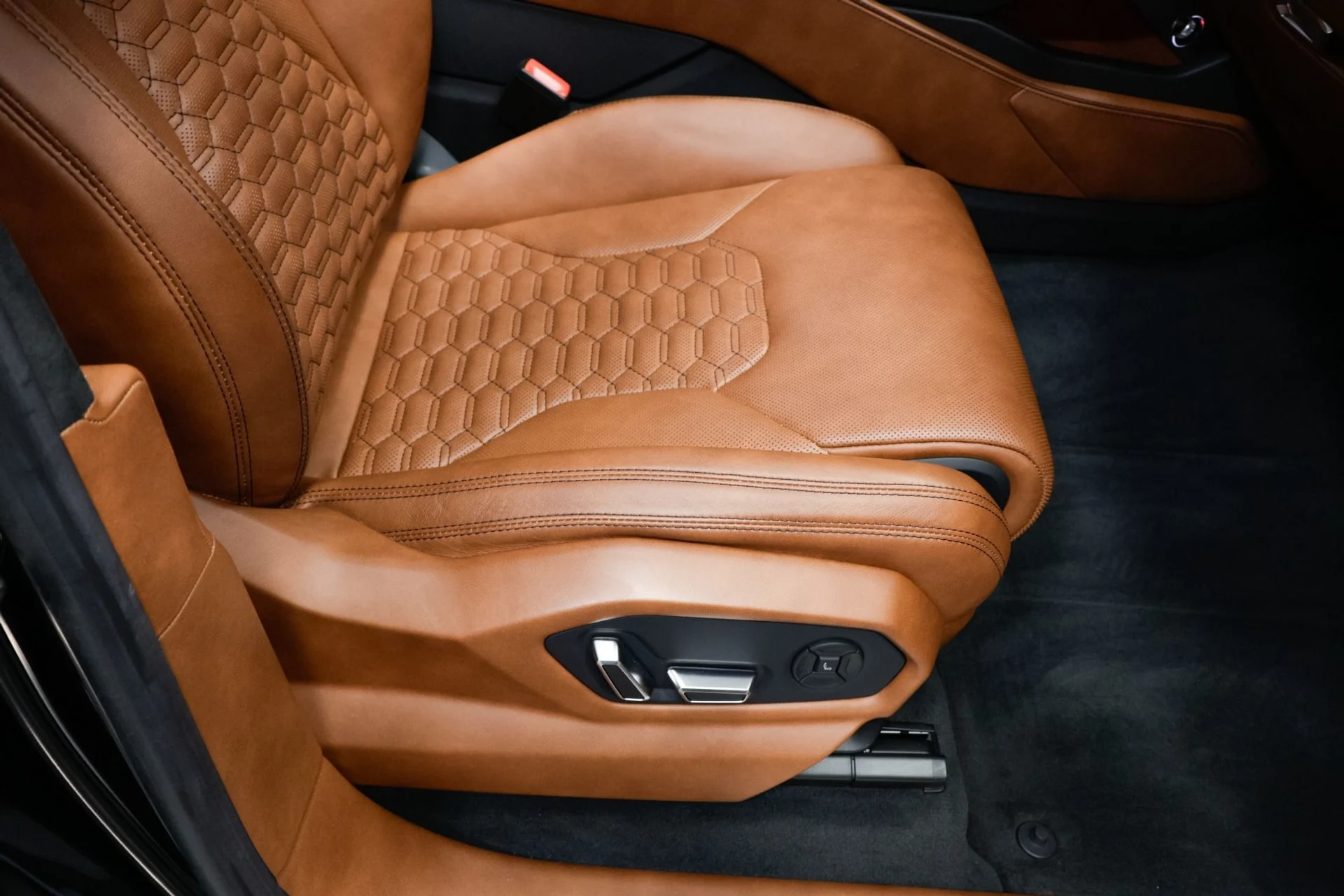 mph055_3763136682_Used_2019_Lamborghini_Urus_1760386221_bfcfb5bd0d