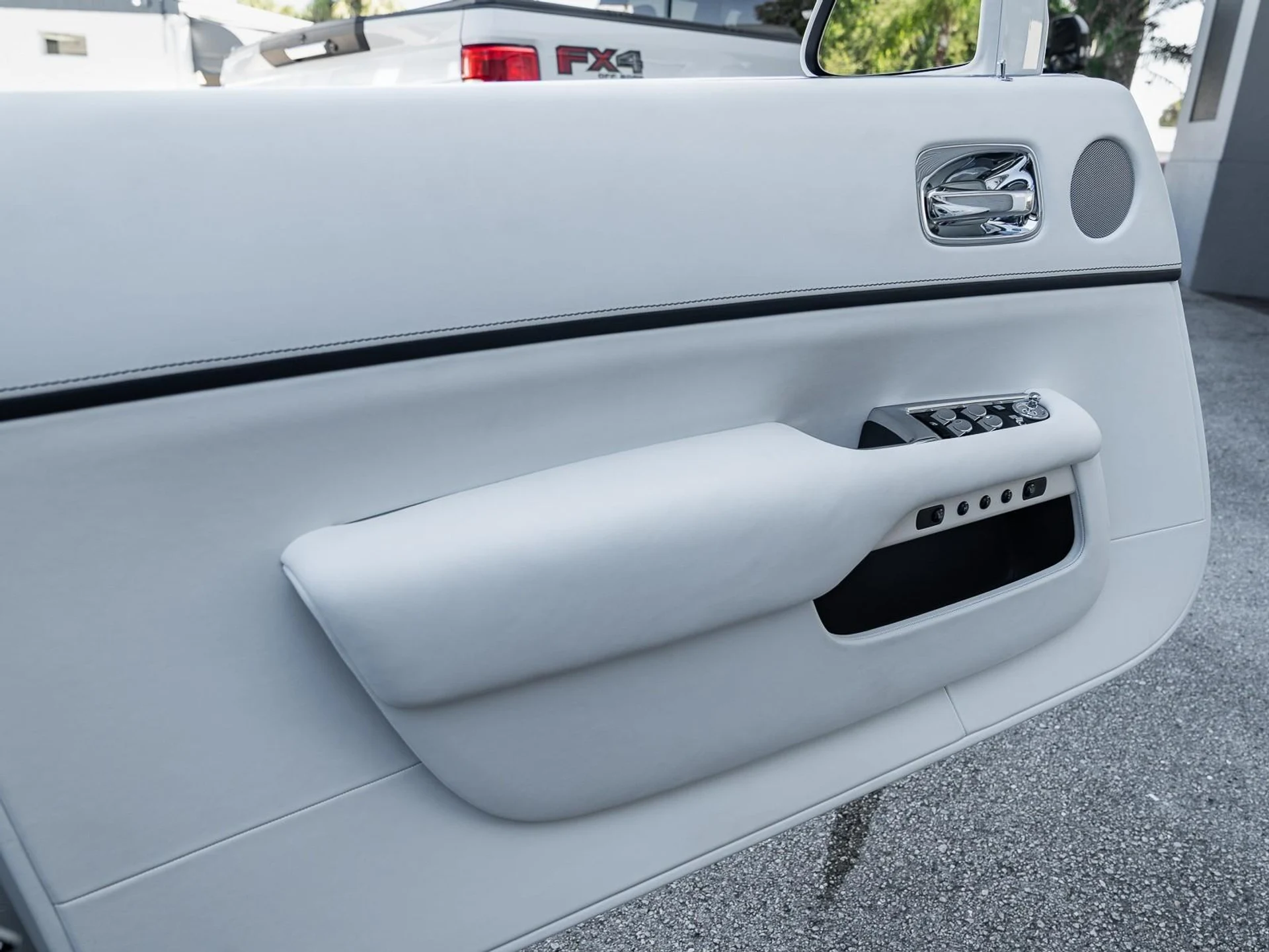 mph055_3793999455_Used_2019_Rolls_Royce_Dawn_1761832883_c75617fa8d