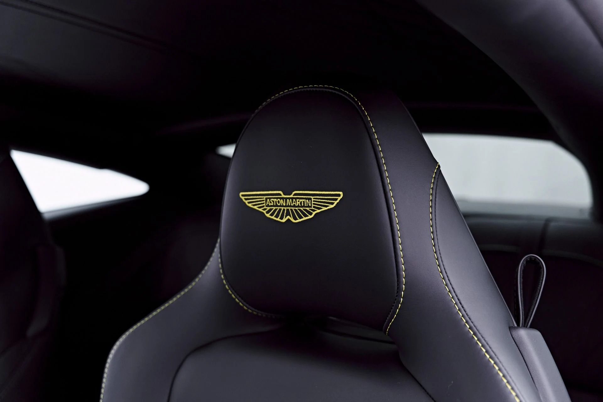 mph055_3853009059_Used_2024_Aston_Martin_DB_12_1781813853_6395d16fb3