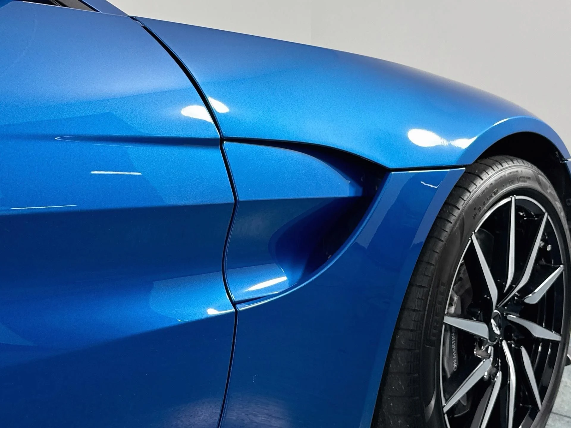 mph055_3891649435_Used_2020_Aston_Martin_Vantage_1791218652_fcabc575a4