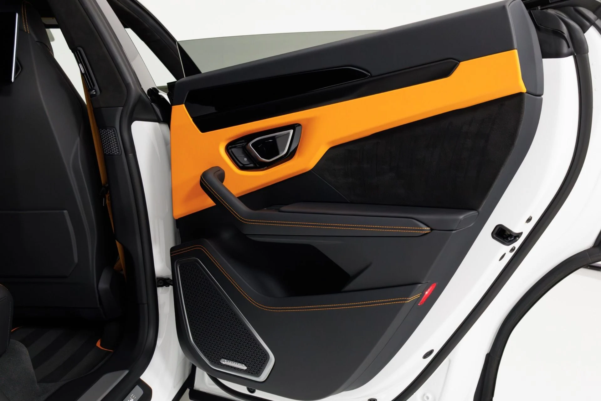 mph055_4029622432_Used_2024_Lamborghini_Urus_S_1775674860_9b285befb4