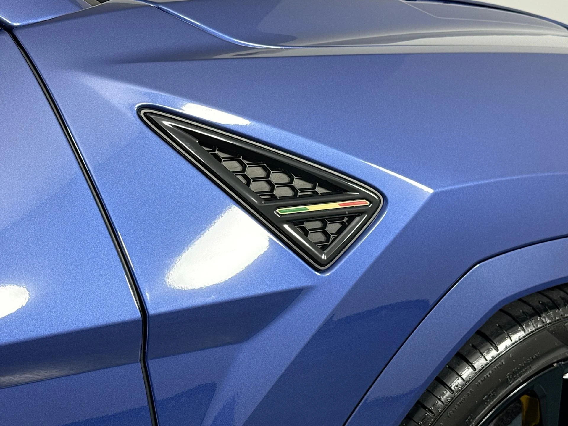 mph055_4064305882_Used_2024_Lamborghini_Urus_S_1784150944_7271591709