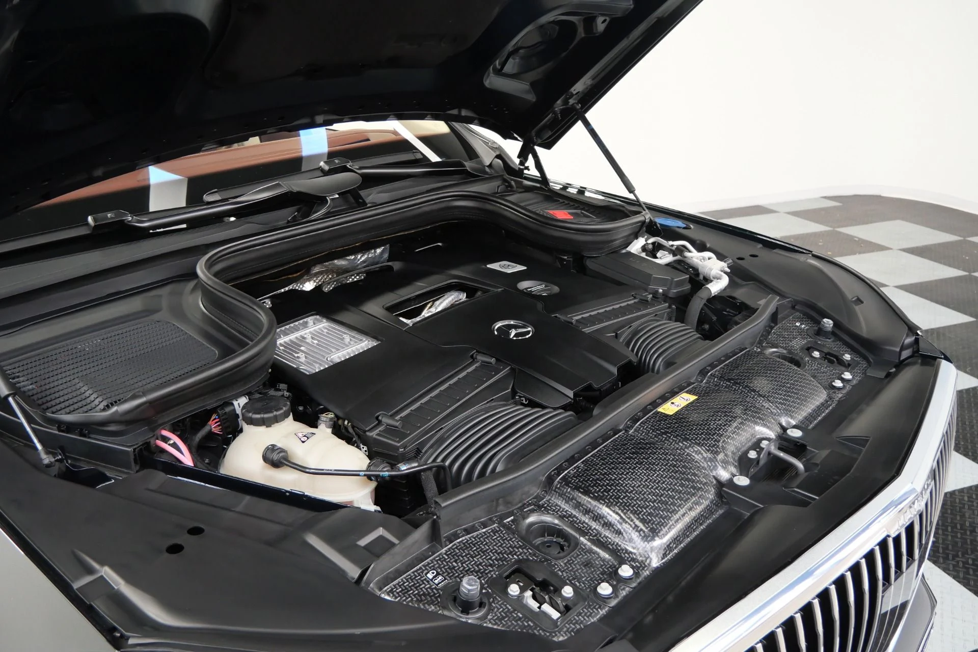 mph055_415961507_Used_2022_Mercedes_Benz_Maybach_GLS_600_4_MATIC_Beautiful_Colors_Four_Seat_Configuration_Walnut_Trim_1776795080_3890969b2b