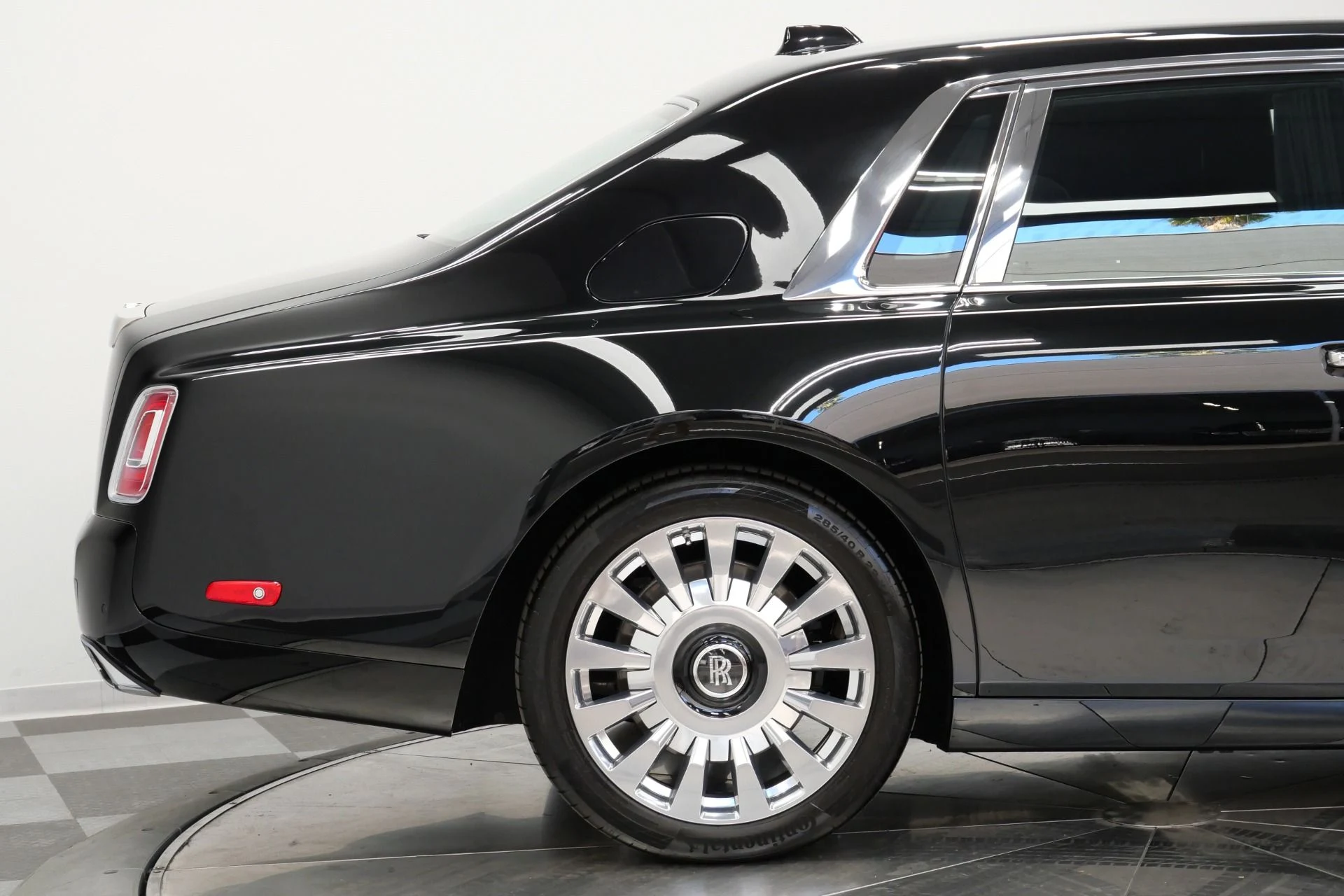 mph055_4185178082_Used_2019_Rolls_Royce_Phantom_The_Phantom_Package_Very_Low_Miles_Bespoke_Audio_1791821565_9acda511df