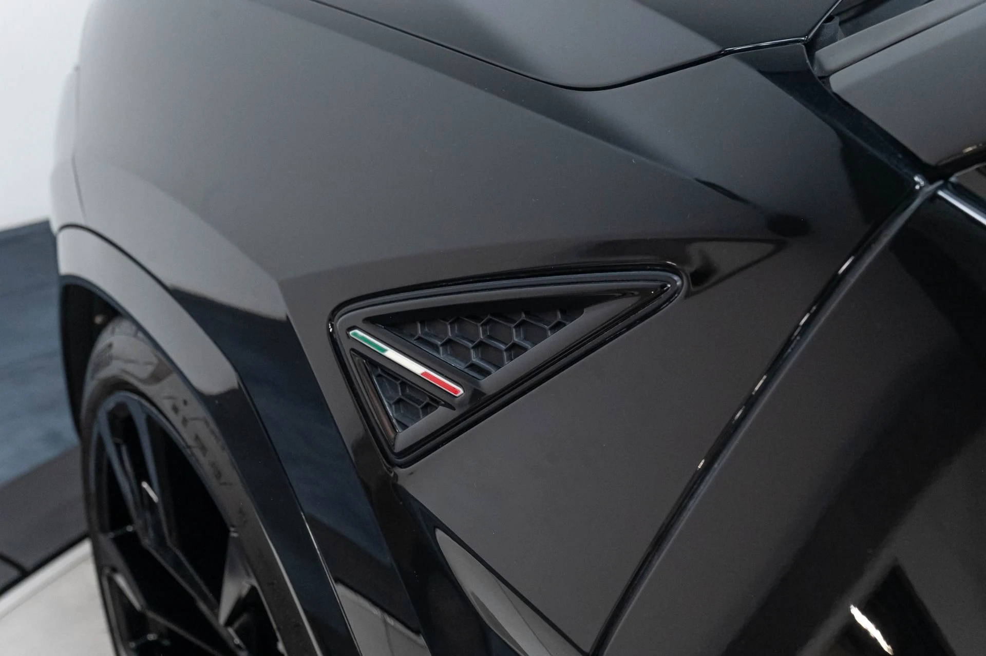 mph055_527675163_Used_2019_Lamborghini_Urus_1786985122_f59f141d53