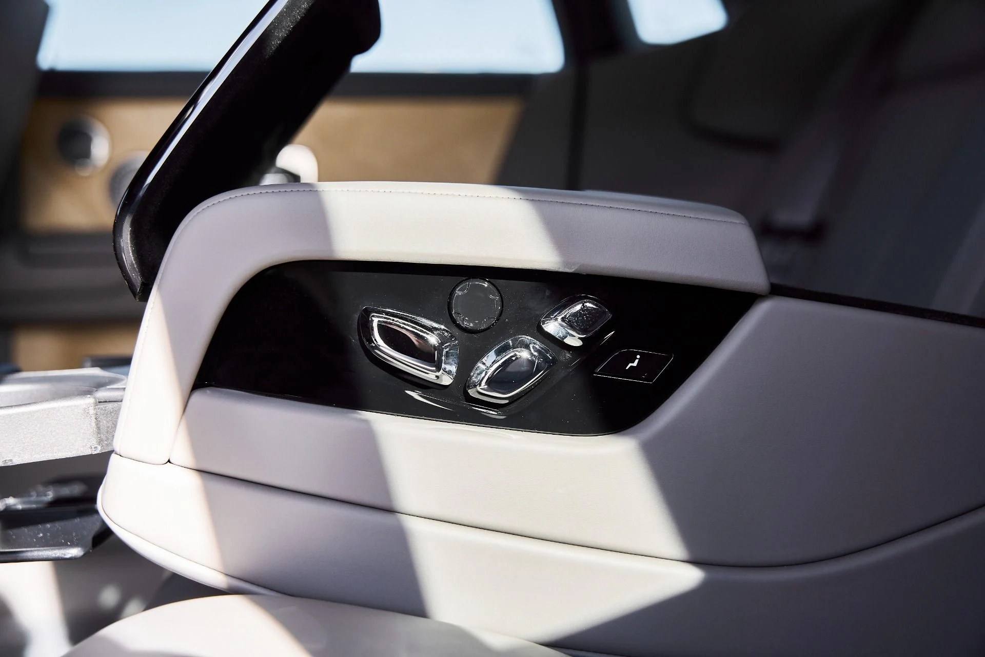 mph055_539682039_Used_2025_Rolls_Royce_Phantom_Base_1769480974_496fe8a669