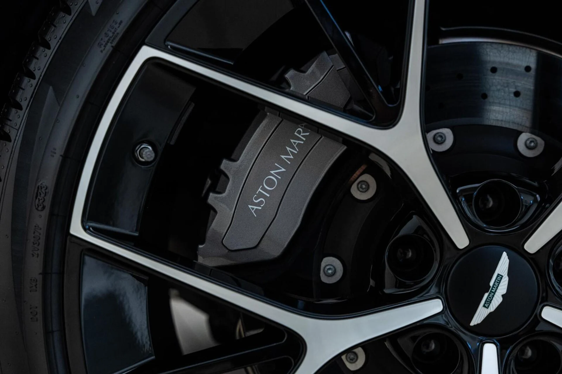 mph055_712755381_New_2025_Aston_Martin_DBX_707_AWD_1744624341_1aaf62de92