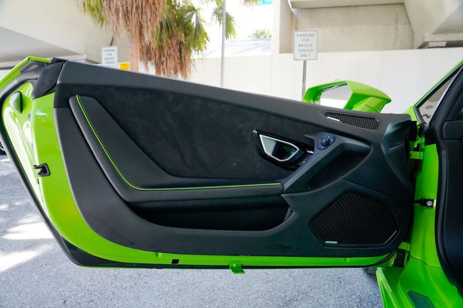 mph055_767089846_used_2020_lamborghini_huracan_evo_coupeawd_14354_22890839_56_1024_c256a47cfa