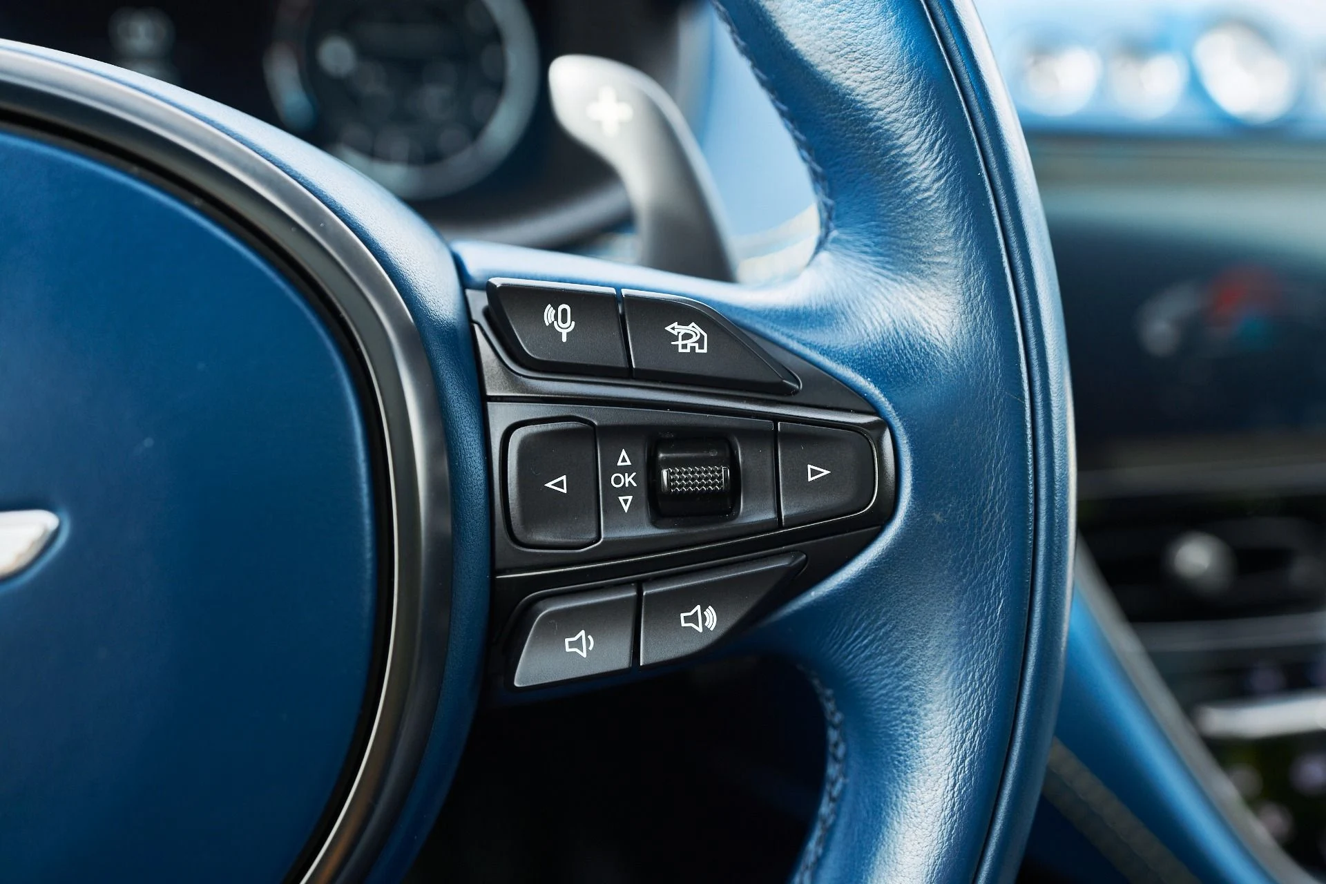 mph055_802797344_Used_2023_Aston_Martin_DBX_707_1762900405_58e1a4f556